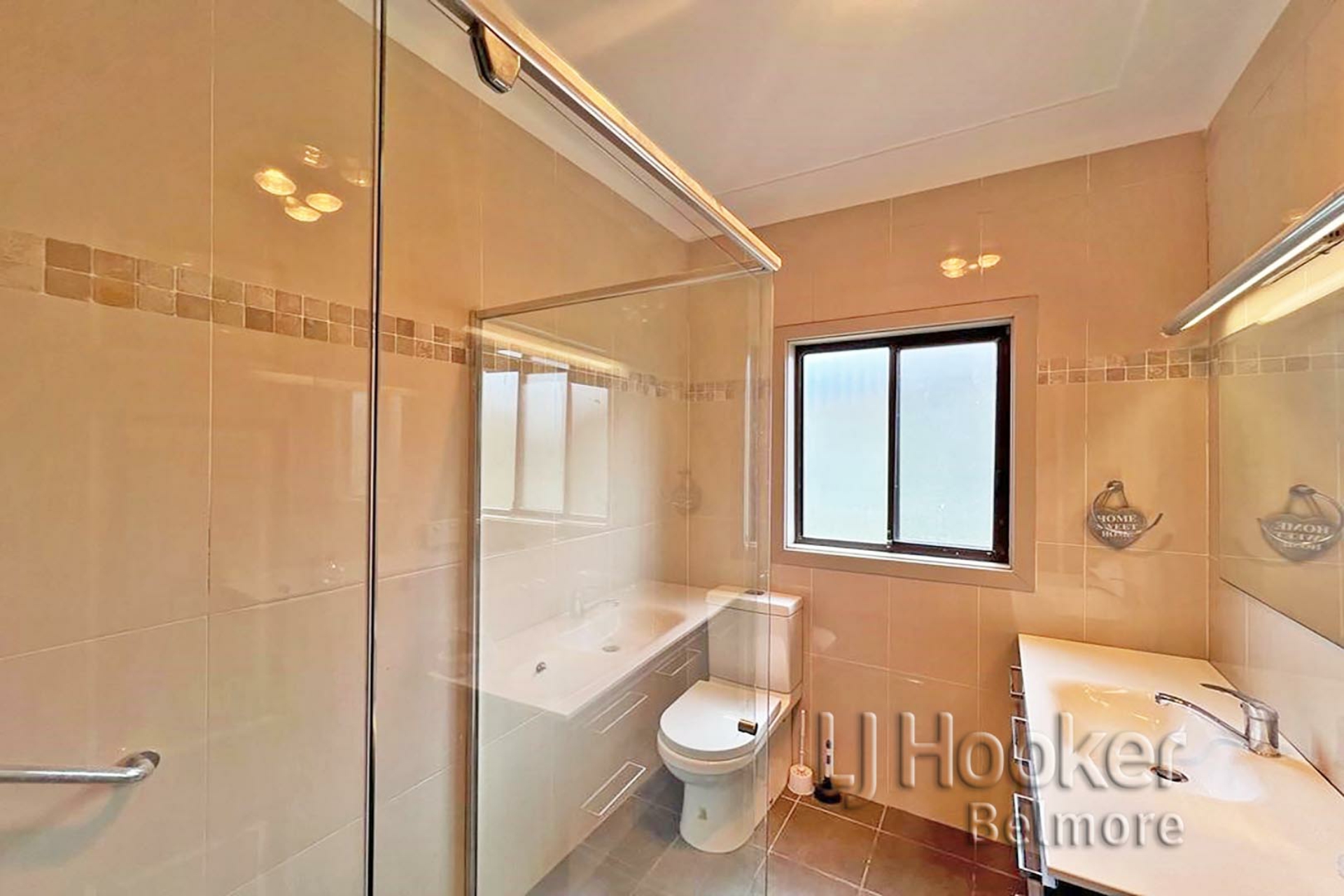 570 Woodville Road, GUILDFORD
