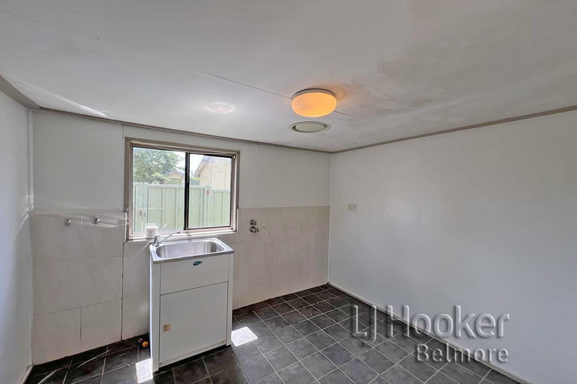 570 Woodville Road, GUILDFORD