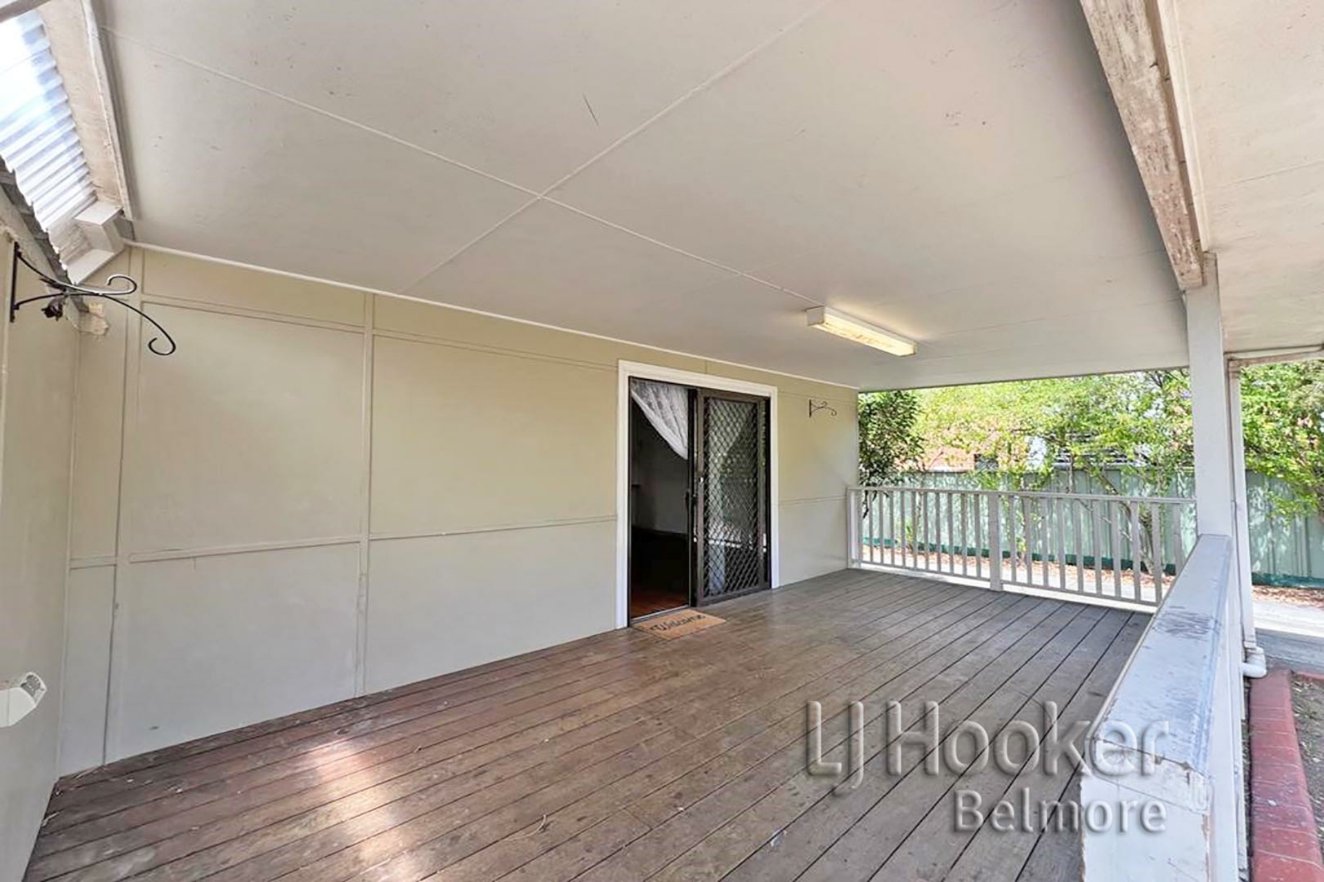 570 Woodville Road, GUILDFORD
