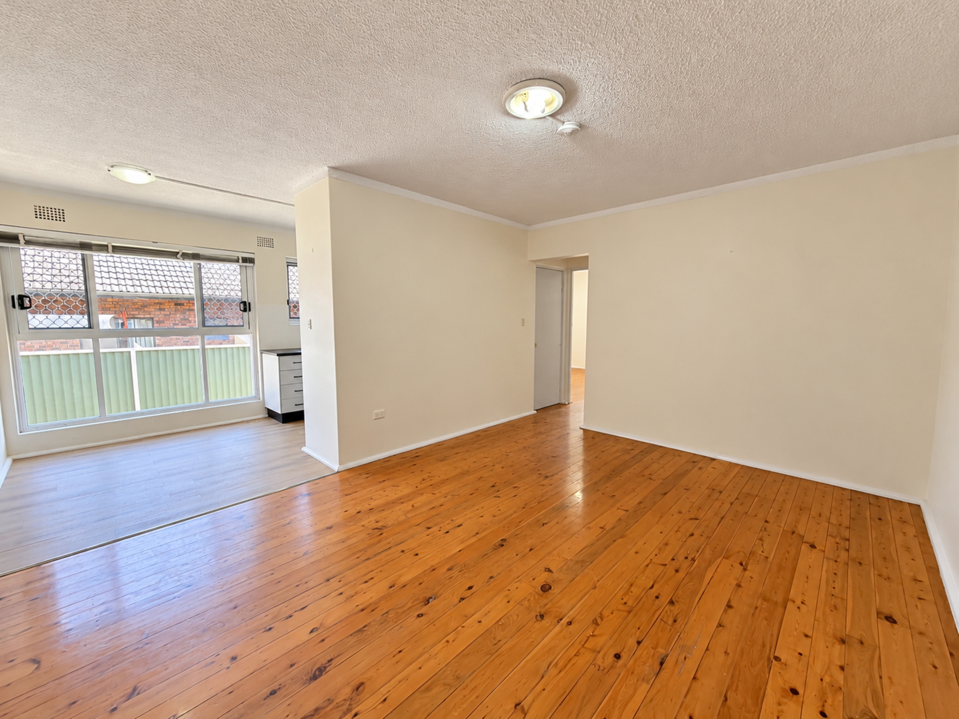 4/31 Anderson Street — photo 3 of 5