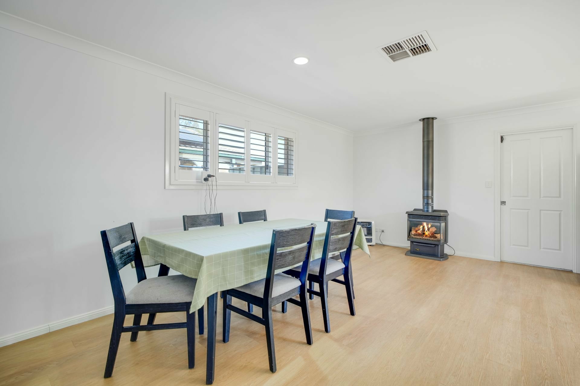 96 Sheraton Road — photo 4 of 12