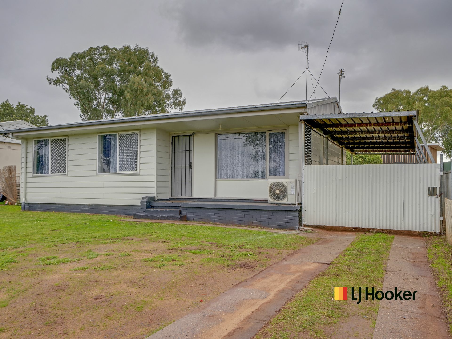 17 Alcheringa Street — photo from LJ Hooker Narromine