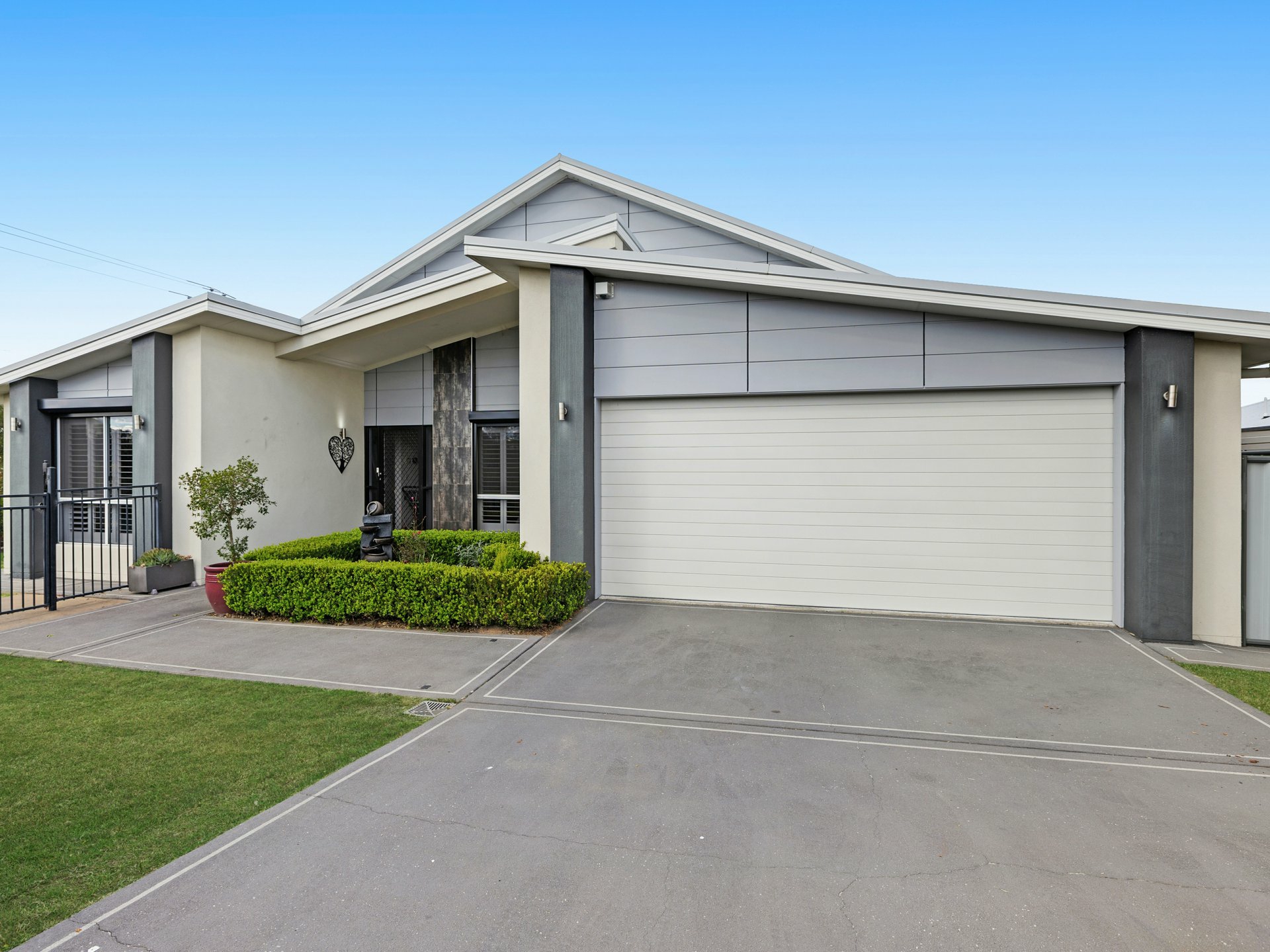 1 Ridgeview Road — photo from LJ Hooker Warwick
