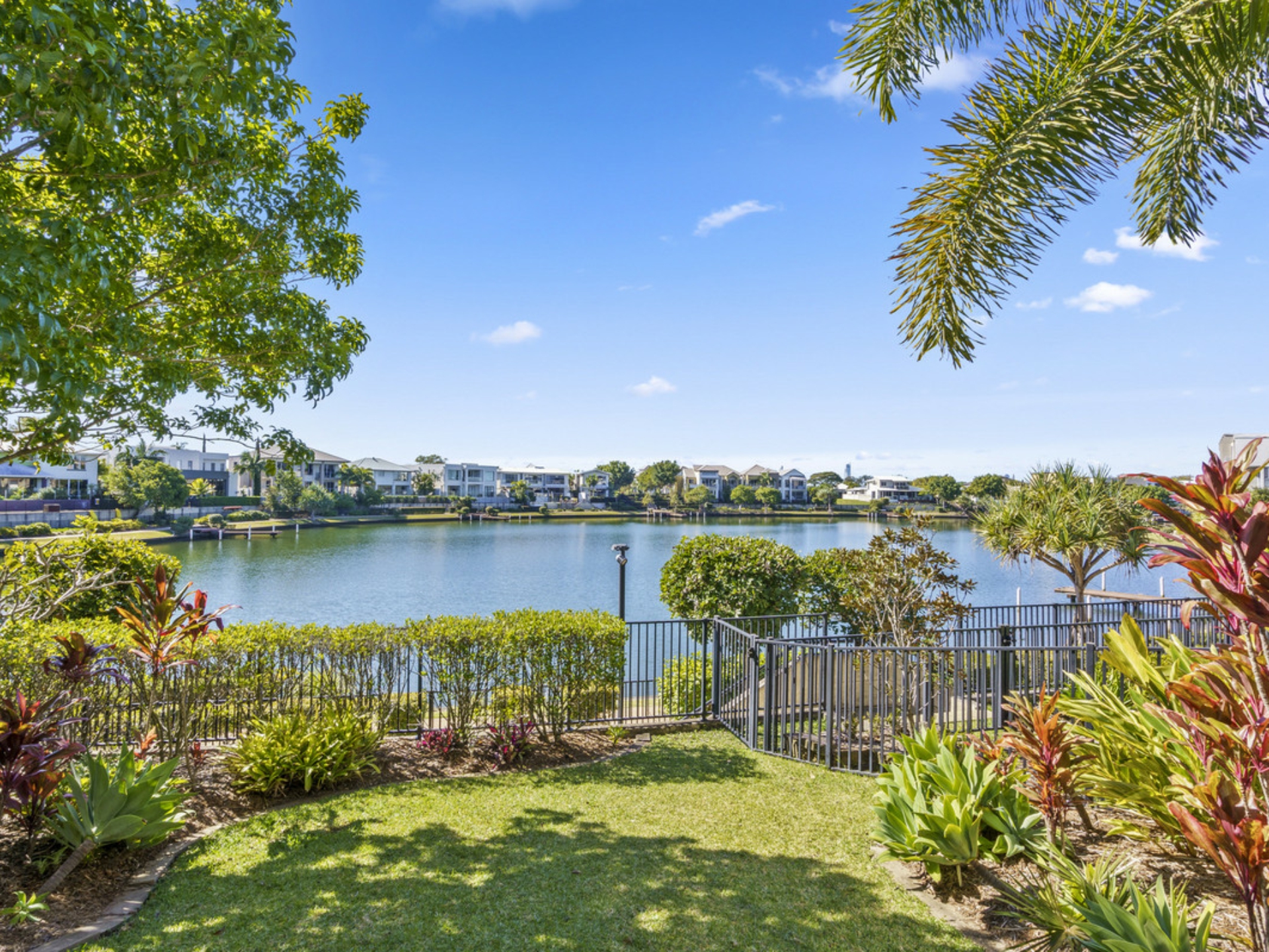 2/5021 Emerald Island Drive, CARRARA
