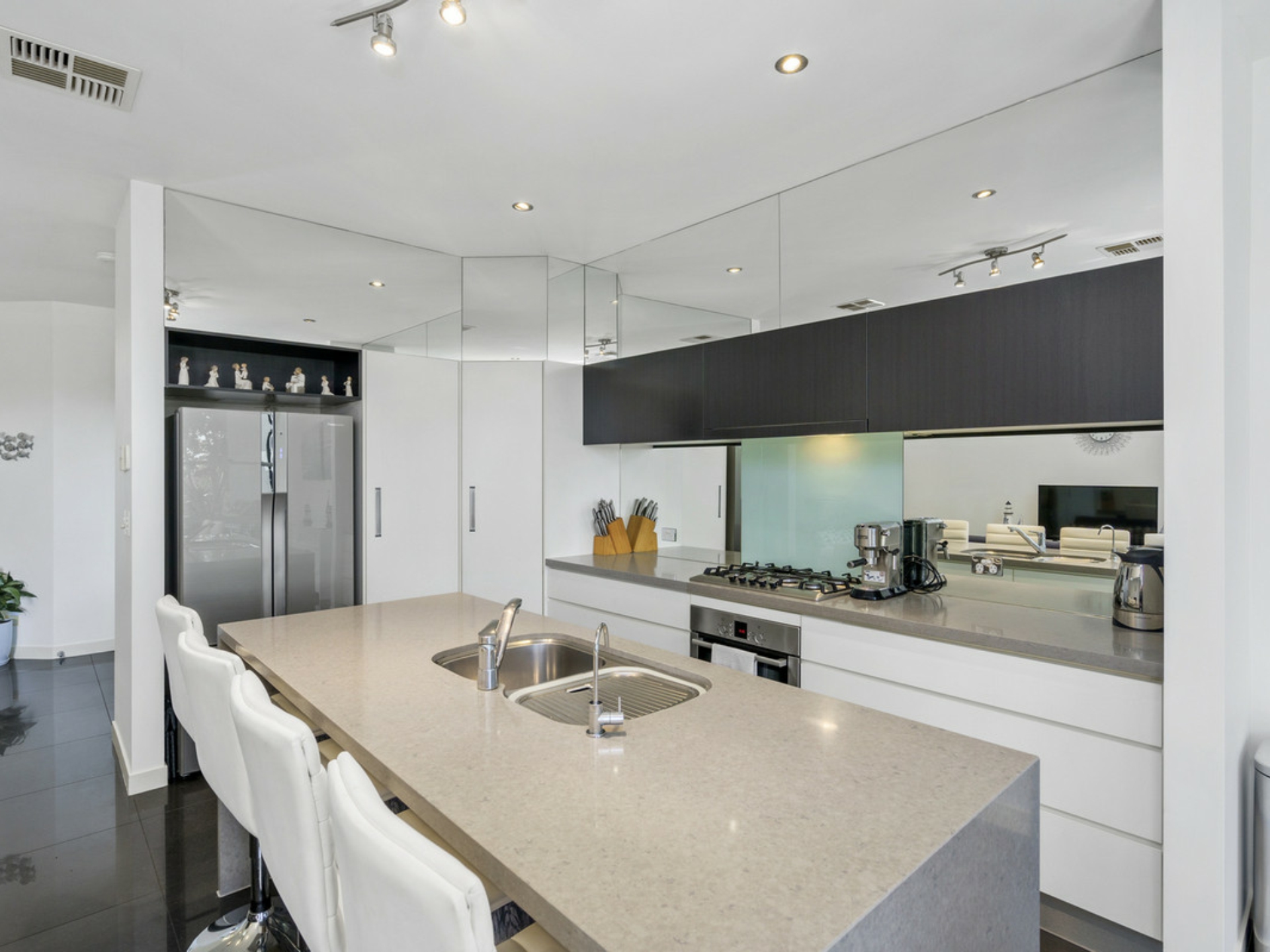 2/5021 Emerald Island Drive, CARRARA