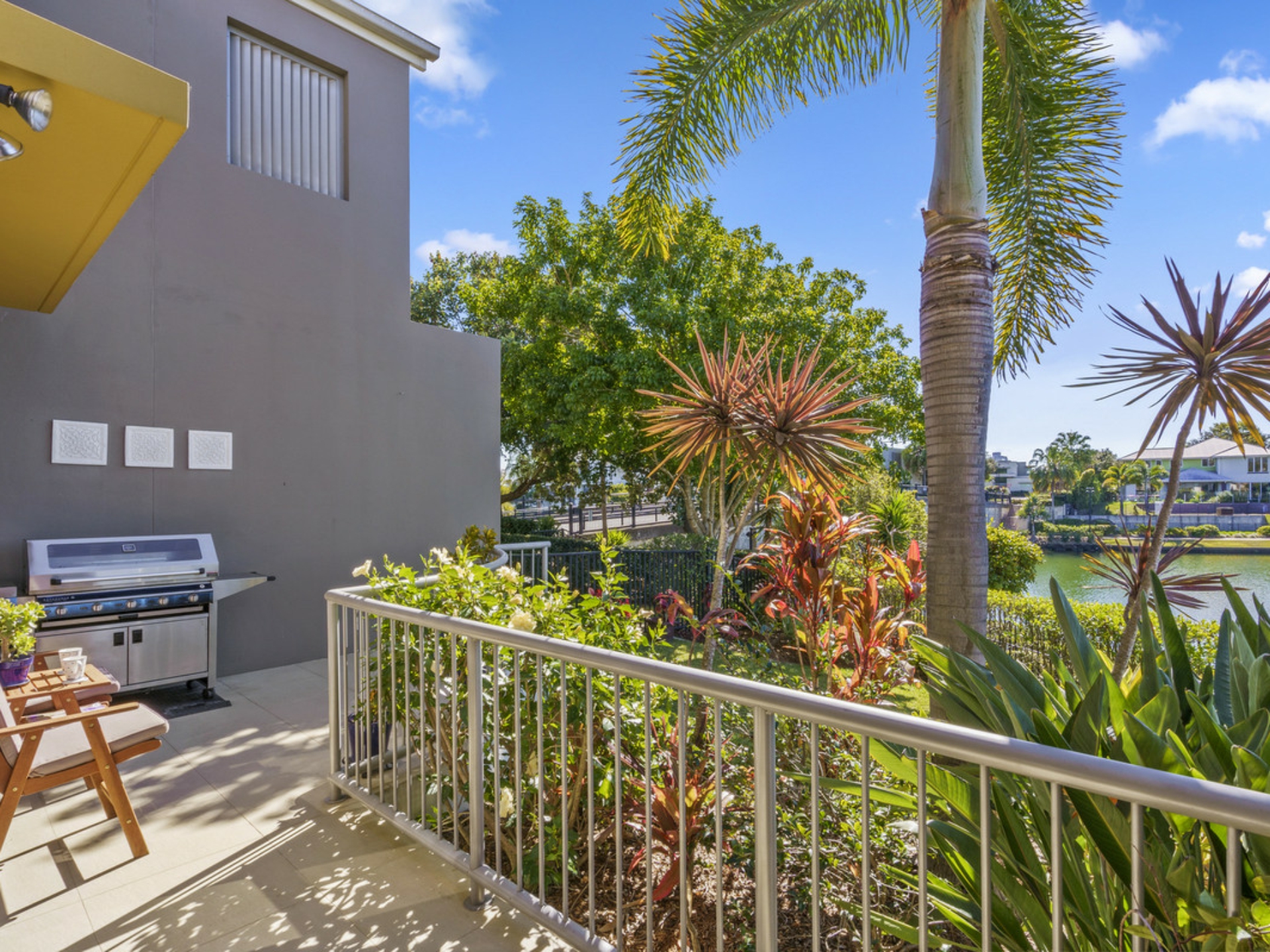 2/5021 Emerald Island Drive, CARRARA