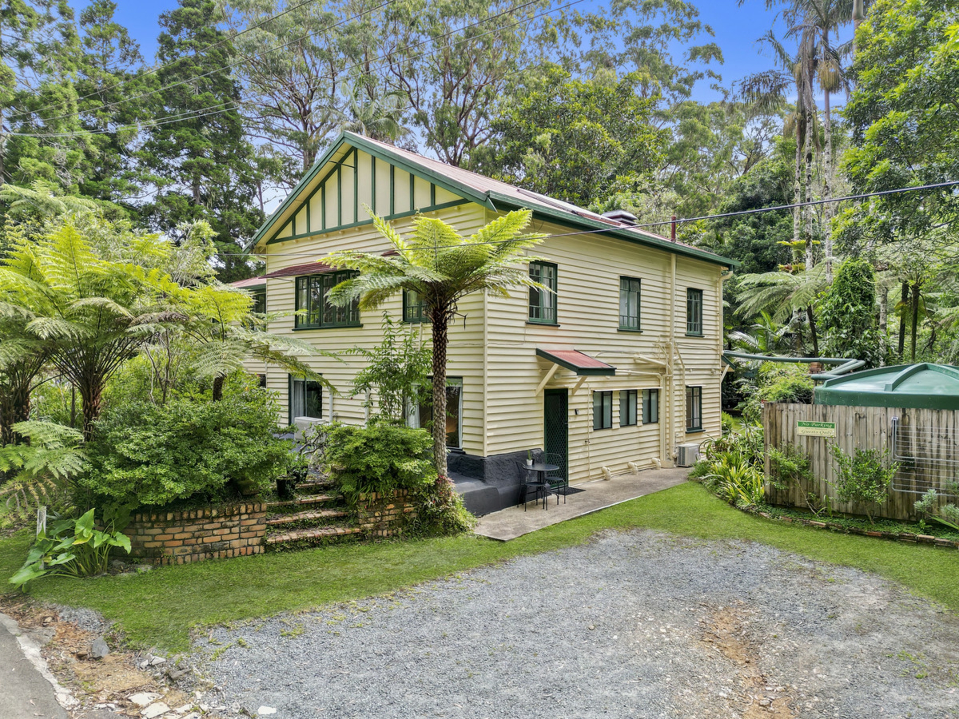 8 Canyon Parade, SPRINGBROOK