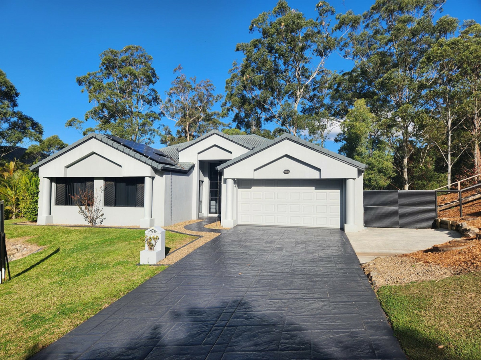 6-8 Eden Park Court, Mount Nathan
