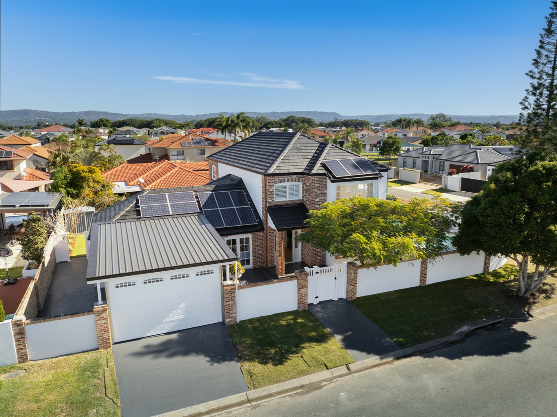 8 Renate Way, BENOWA WATERS
