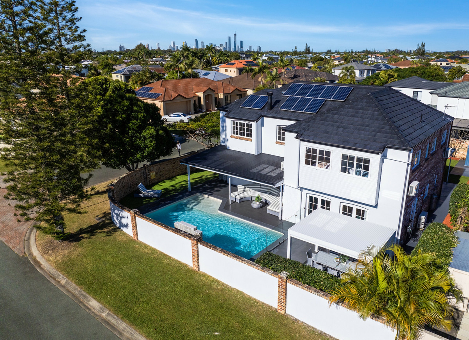 8 Renate Way, BENOWA WATERS