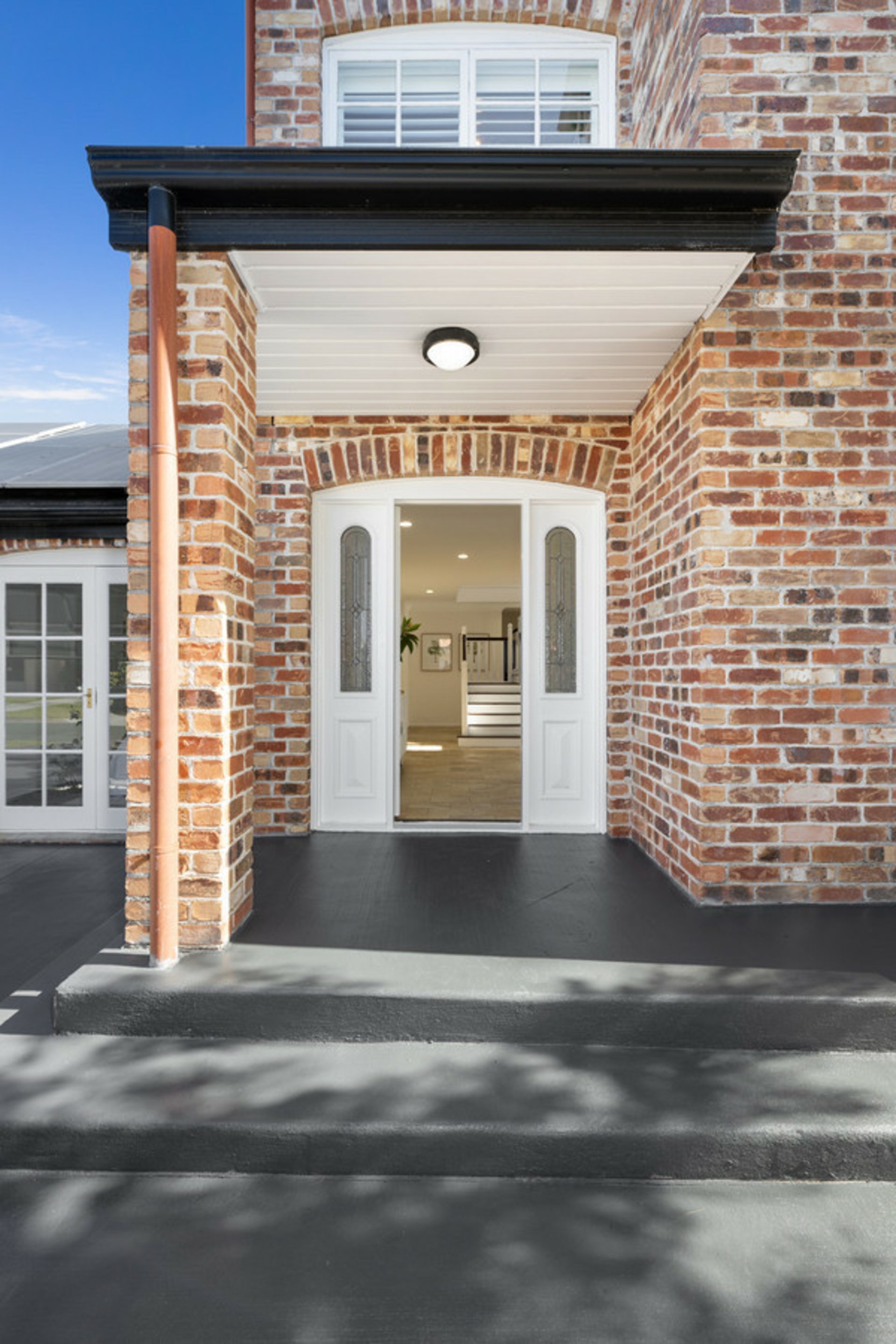 8 Renate Way, BENOWA WATERS