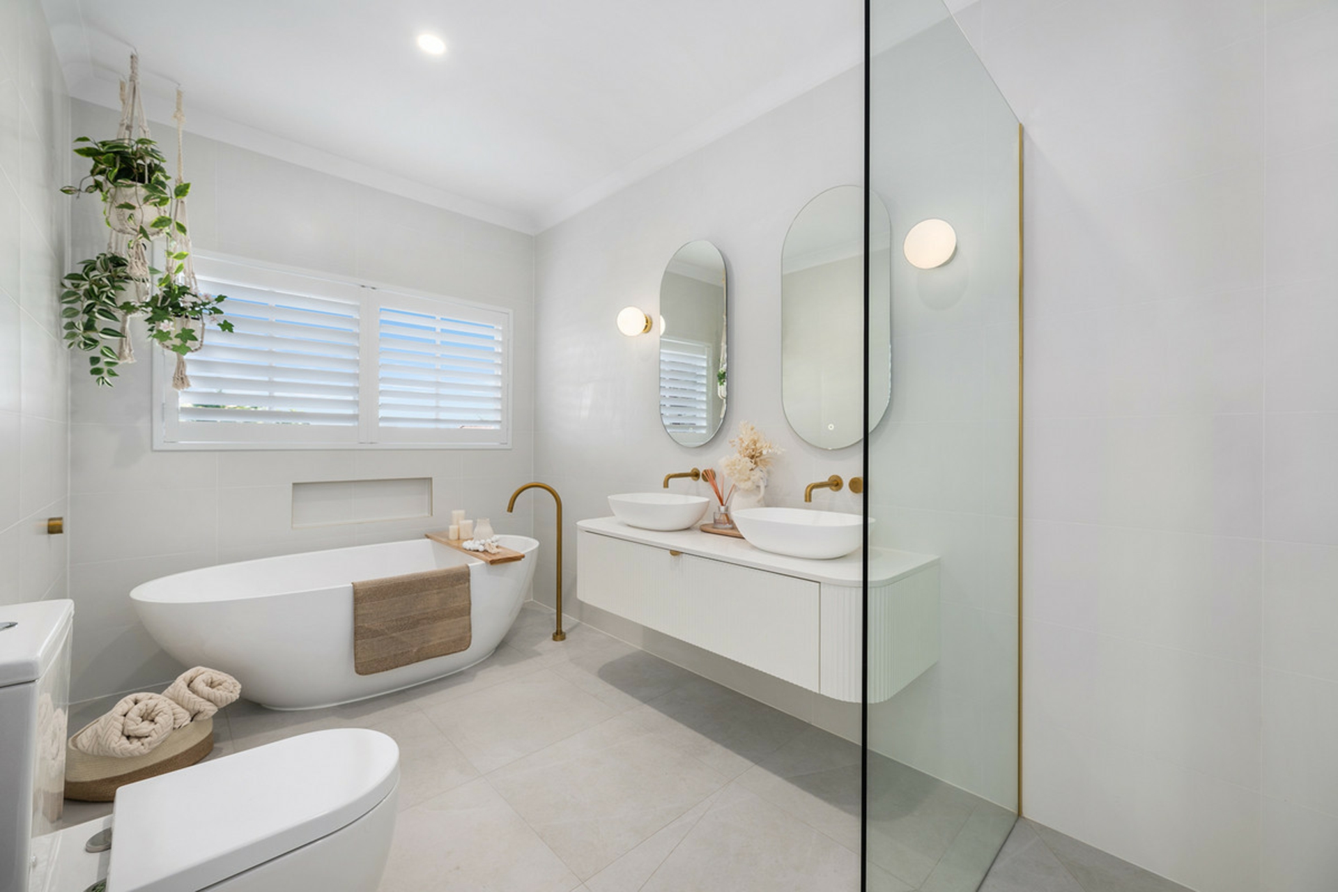 8 Renate Way, BENOWA WATERS