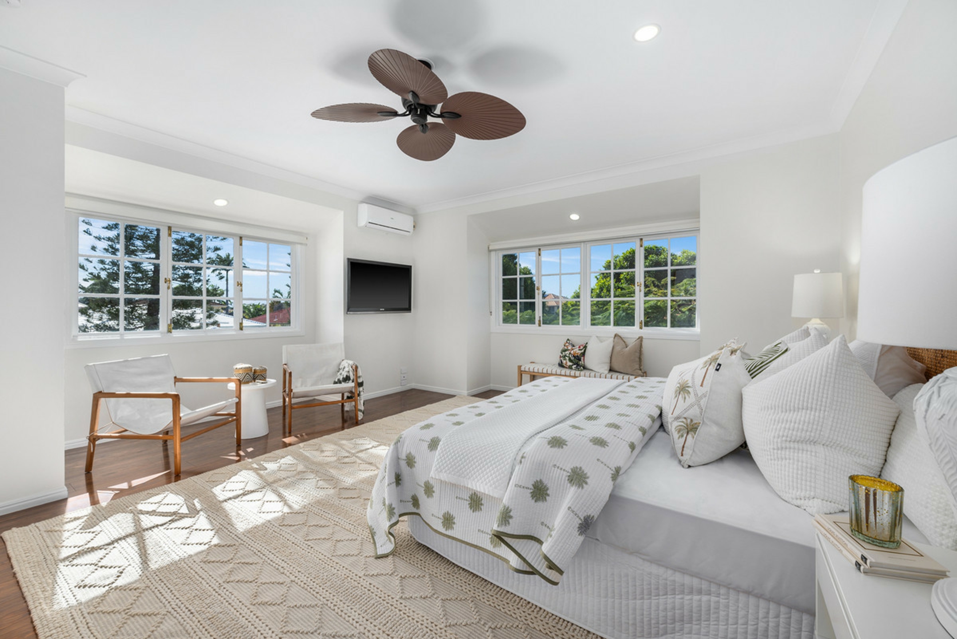 8 Renate Way, BENOWA WATERS
