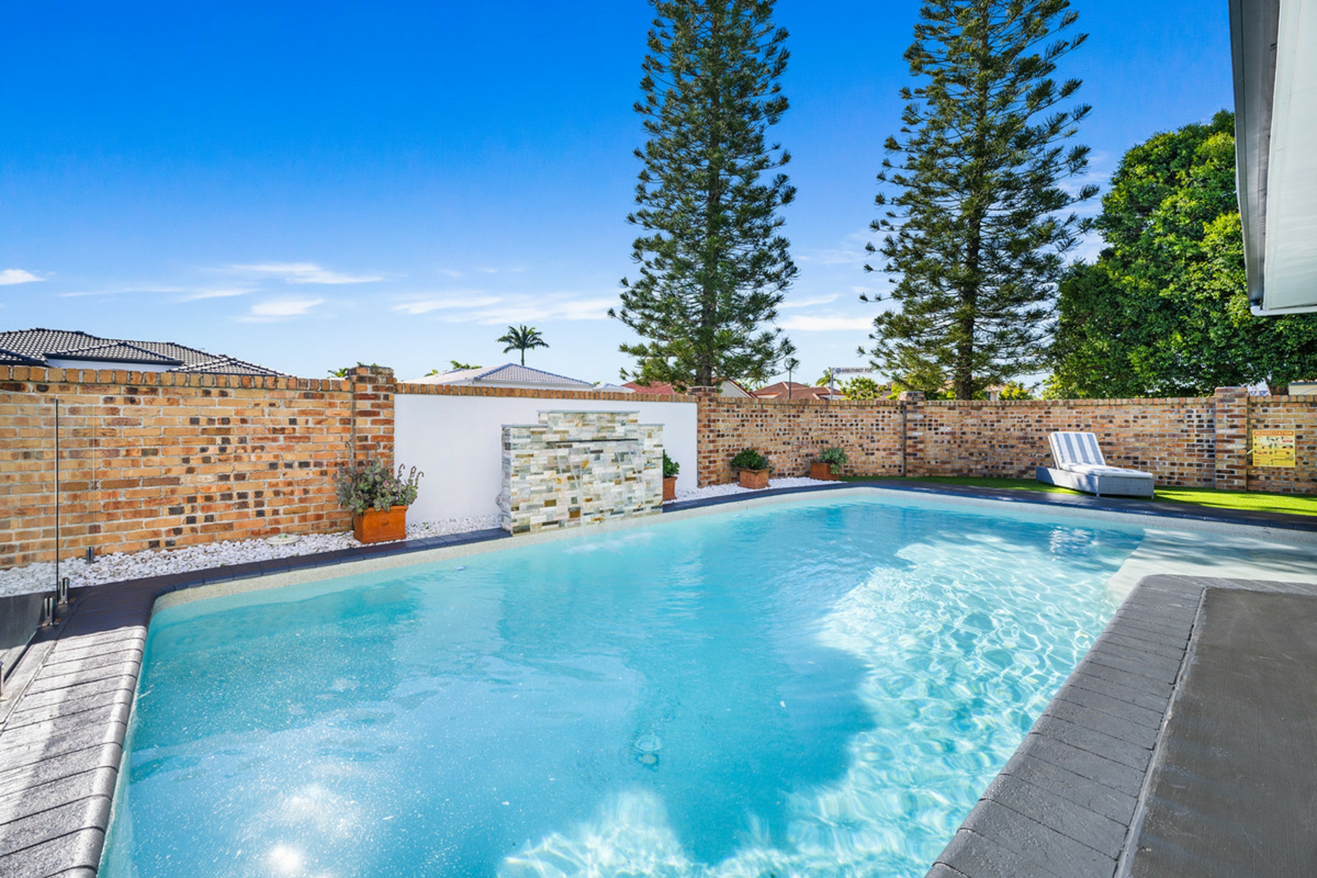 8 Renate Way, BENOWA WATERS