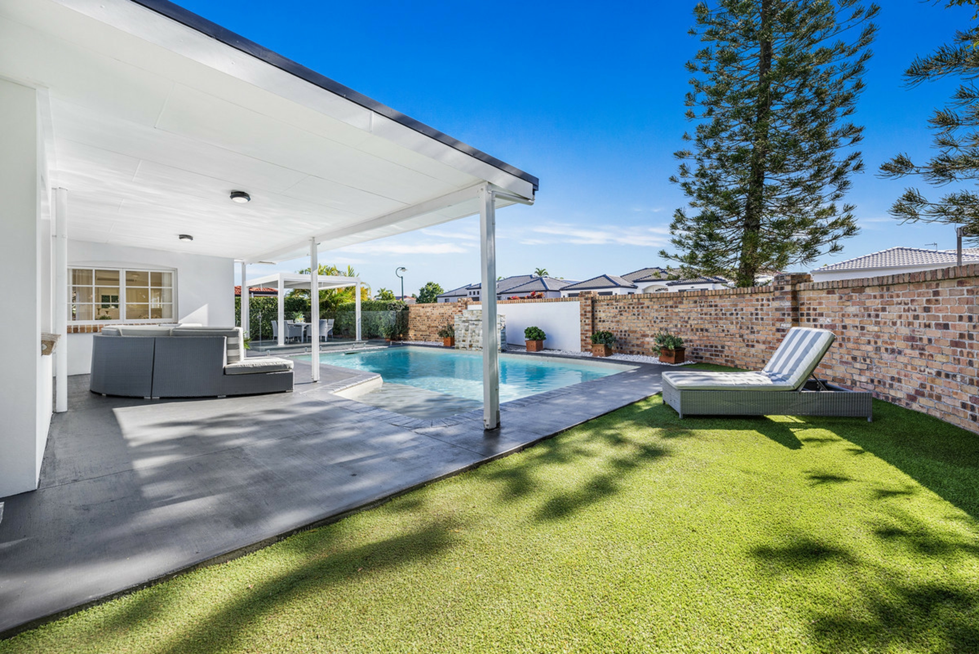 8 Renate Way, BENOWA WATERS