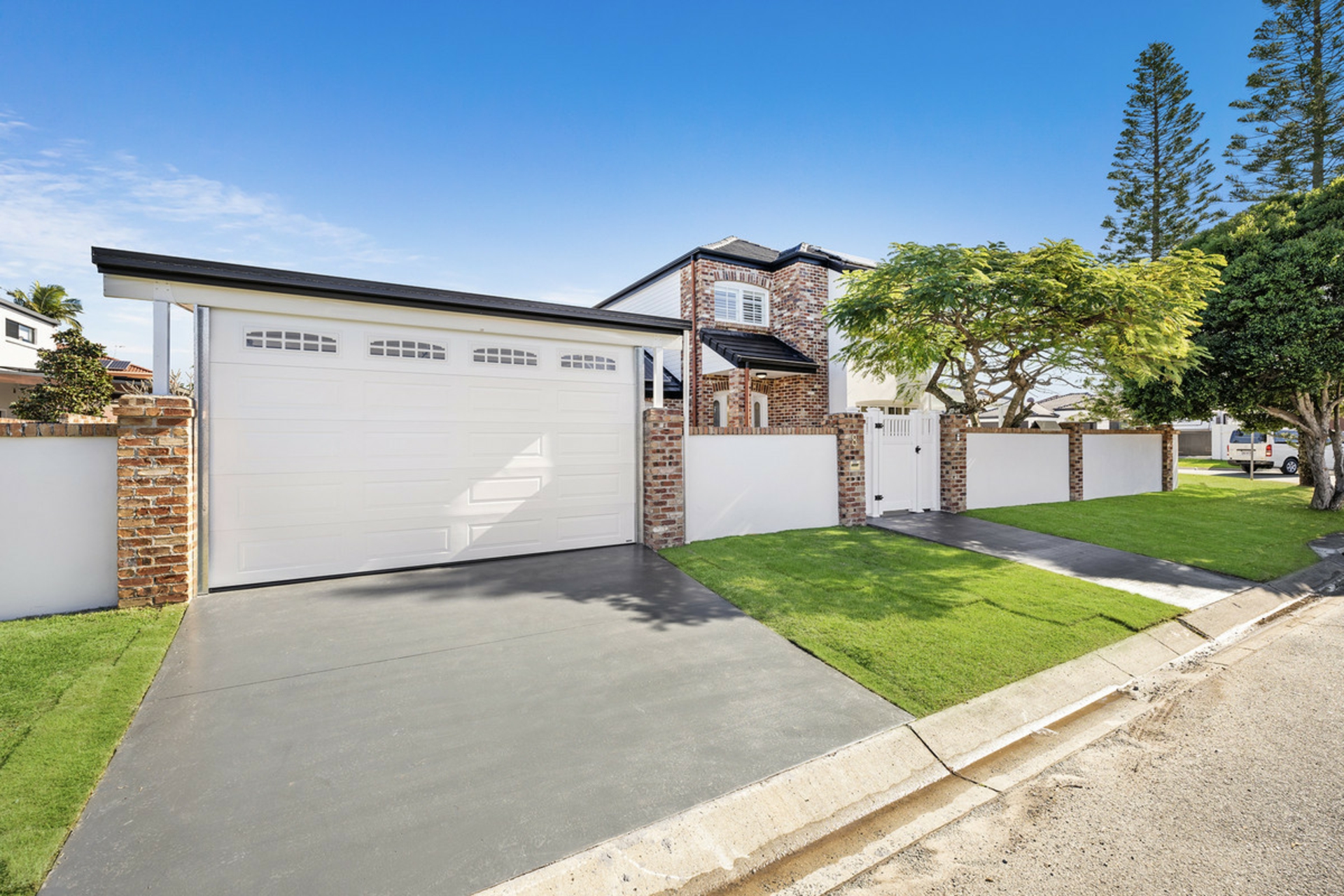 8 Renate Way, BENOWA WATERS