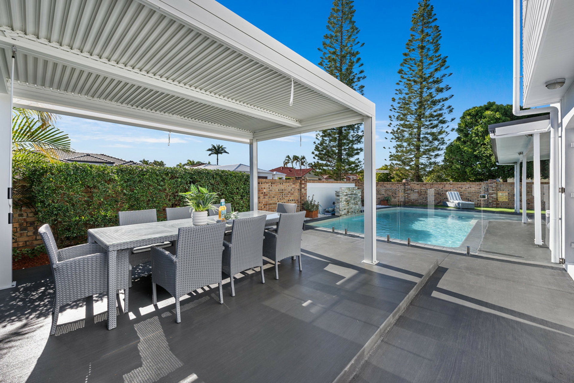 8 Renate Way, BENOWA WATERS