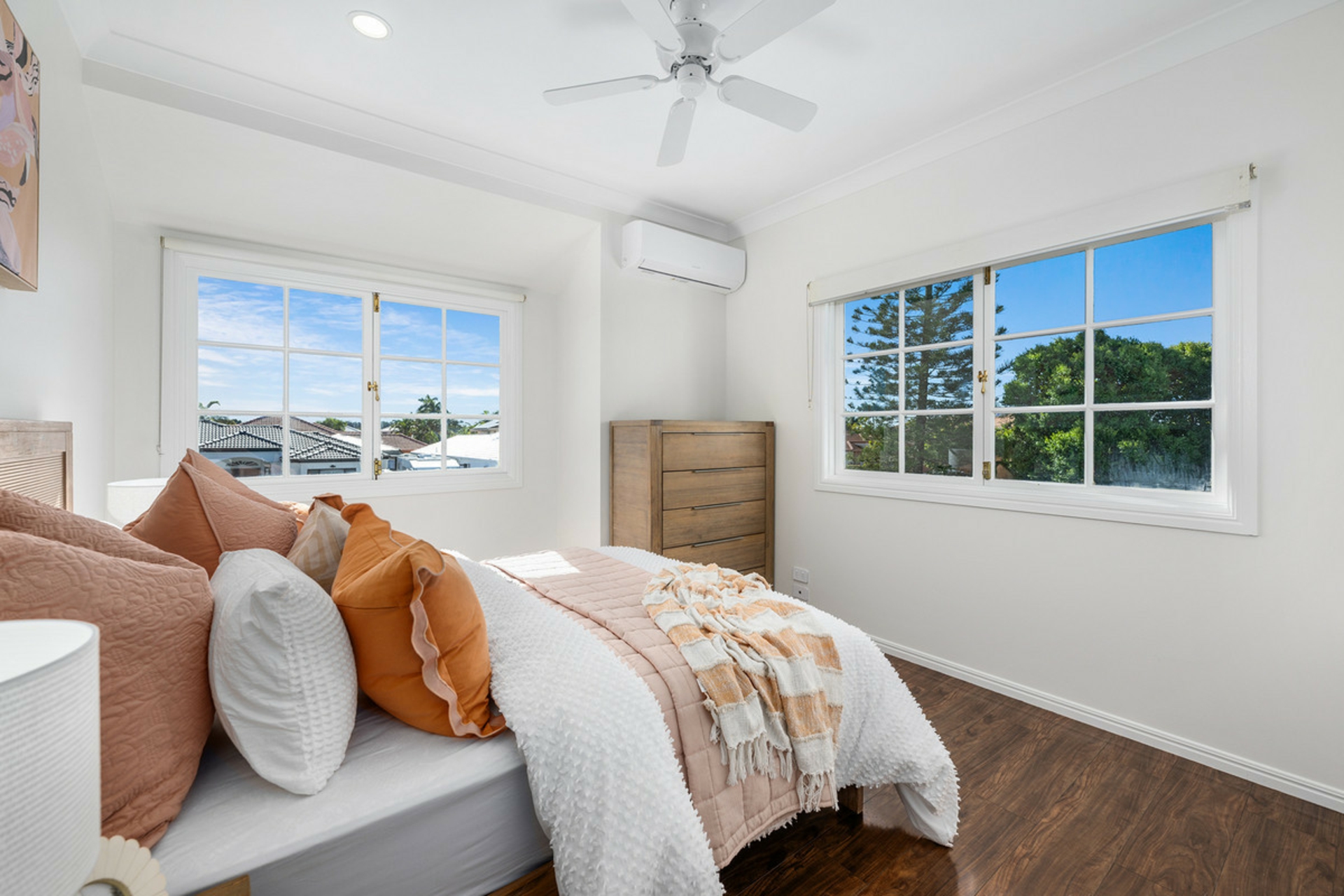 8 Renate Way, BENOWA WATERS