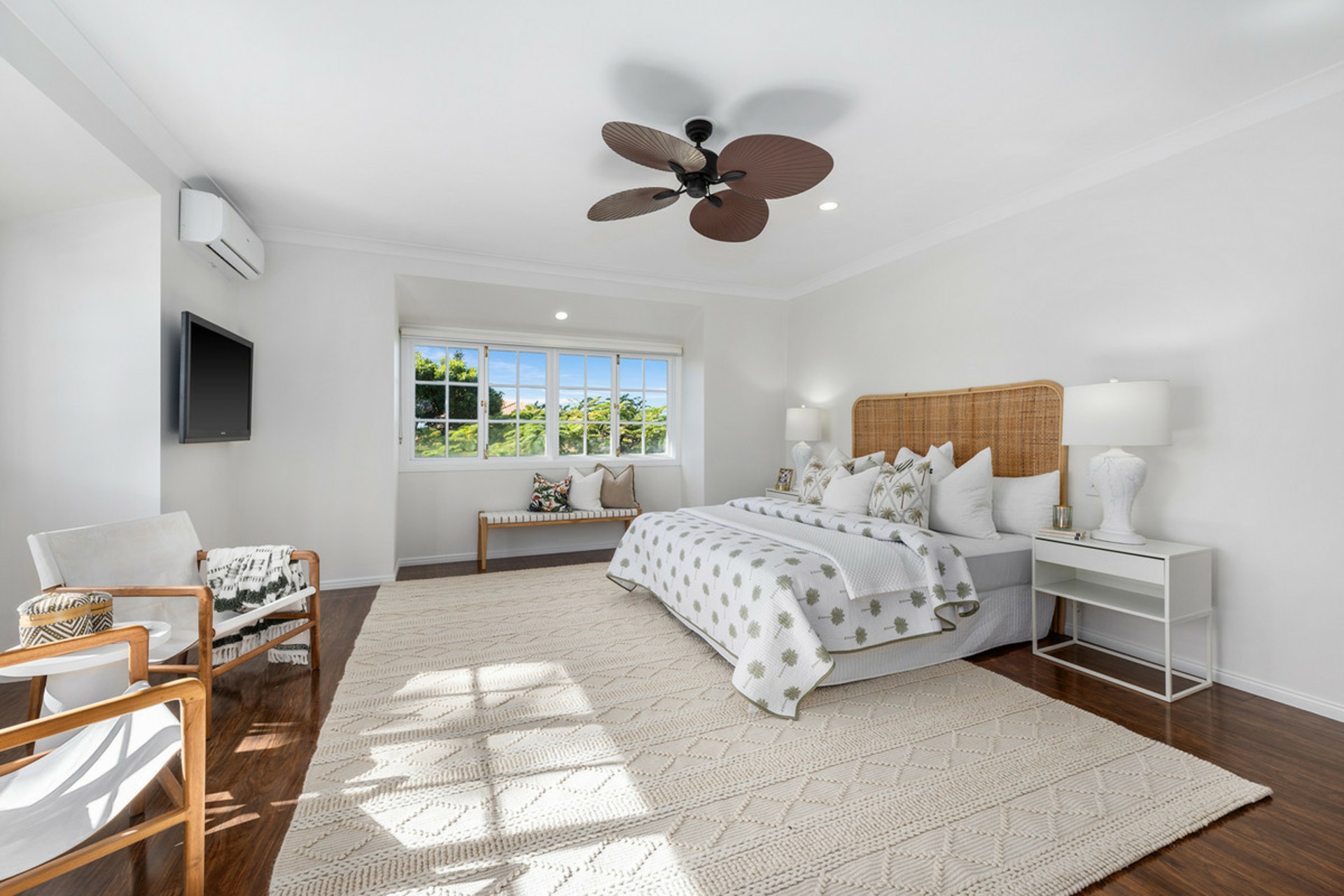 8 Renate Way, BENOWA WATERS