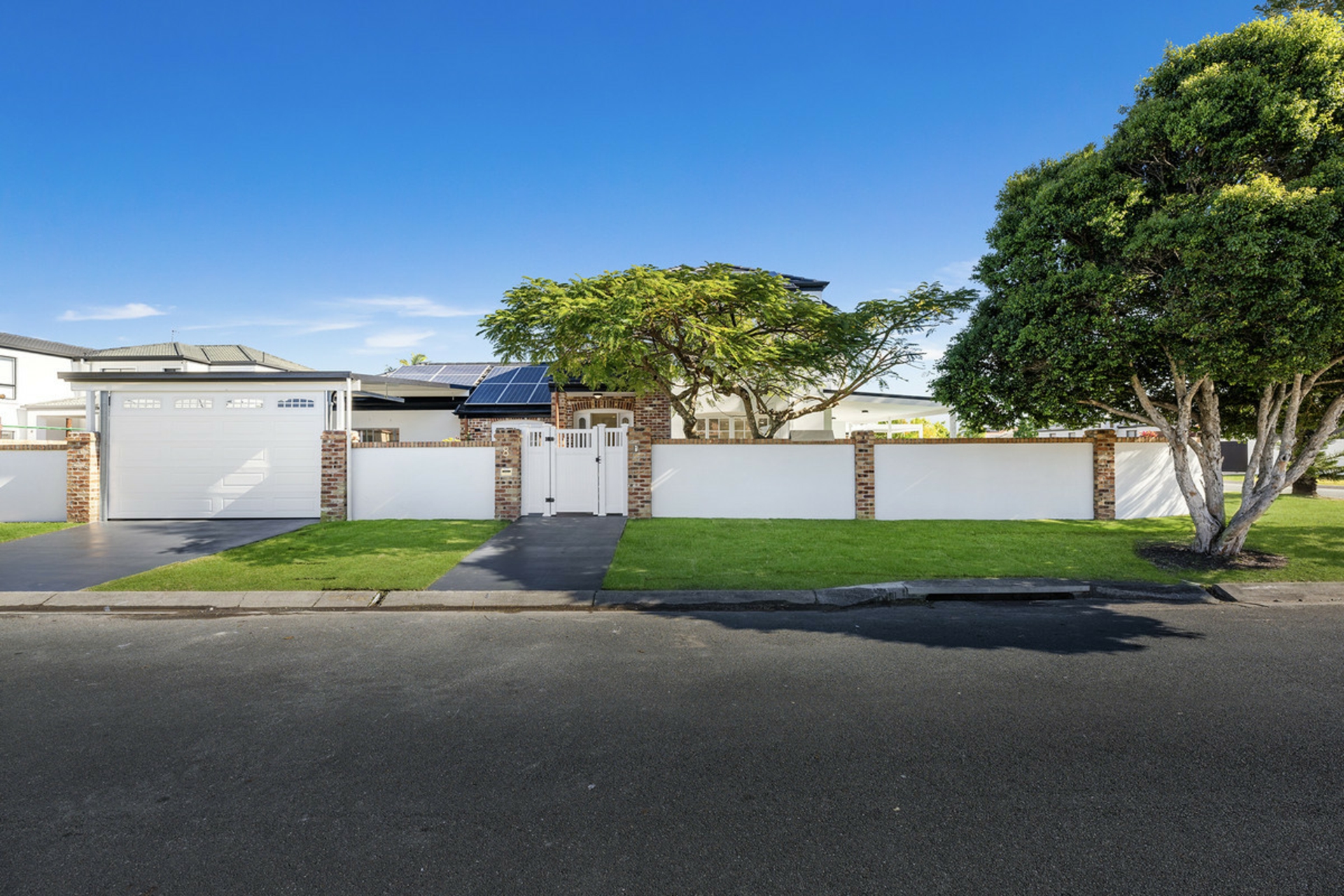 8 Renate Way, BENOWA WATERS