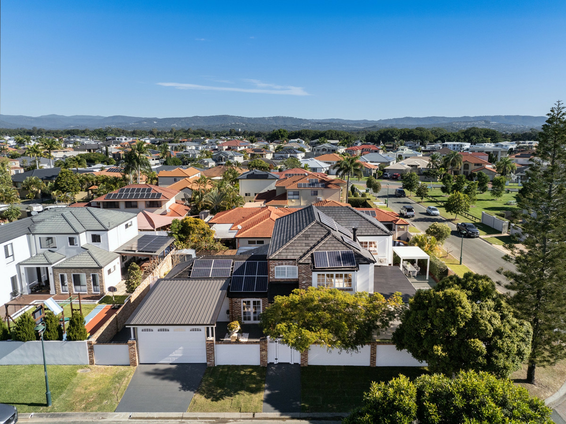 8 Renate Way, BENOWA WATERS