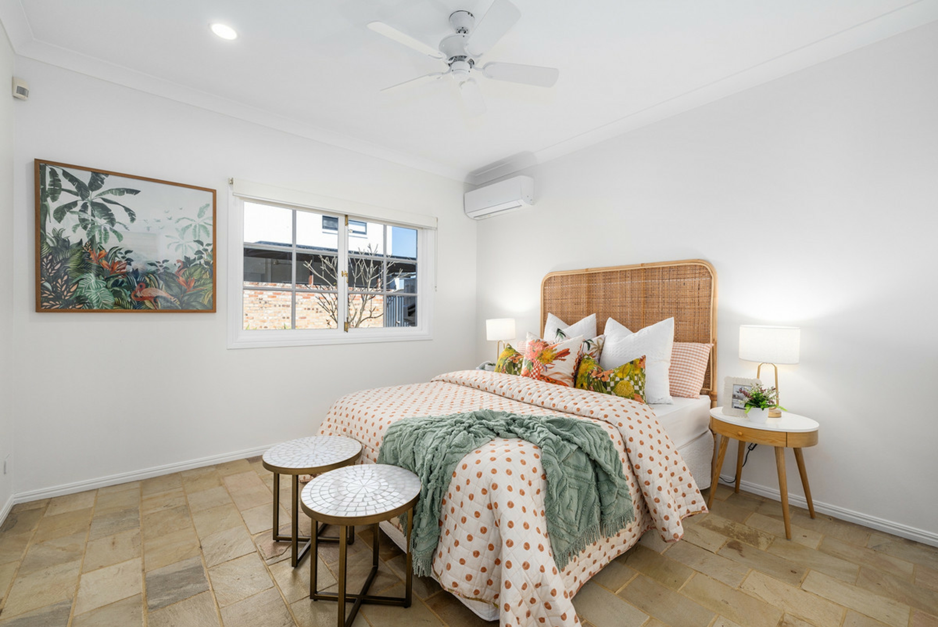8 Renate Way, BENOWA WATERS