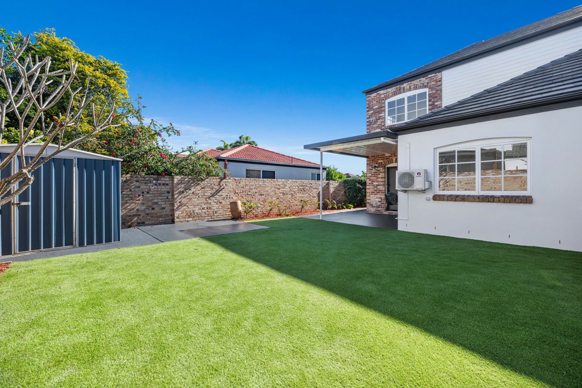 8 Renate Way, BENOWA WATERS