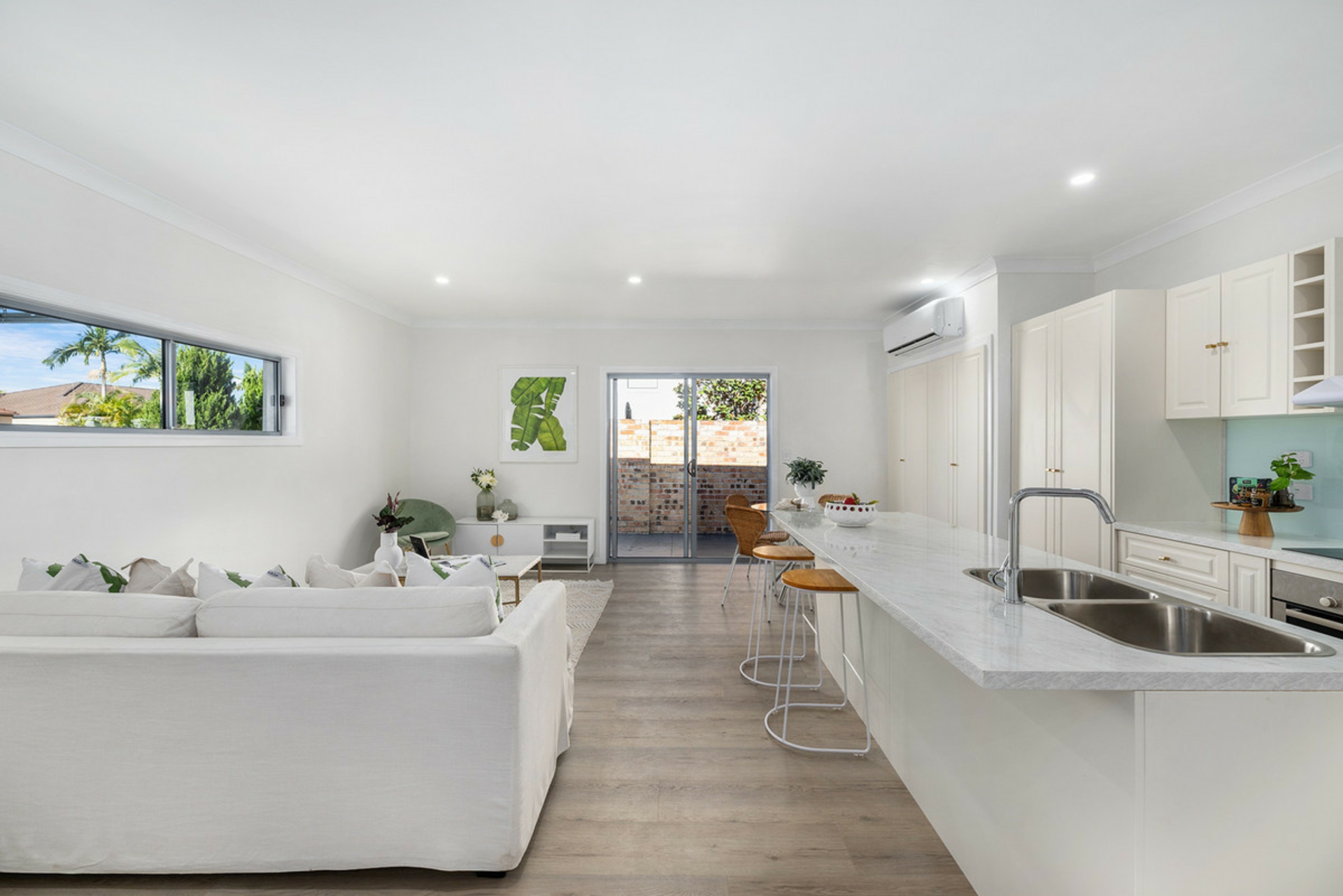8 Renate Way, BENOWA WATERS