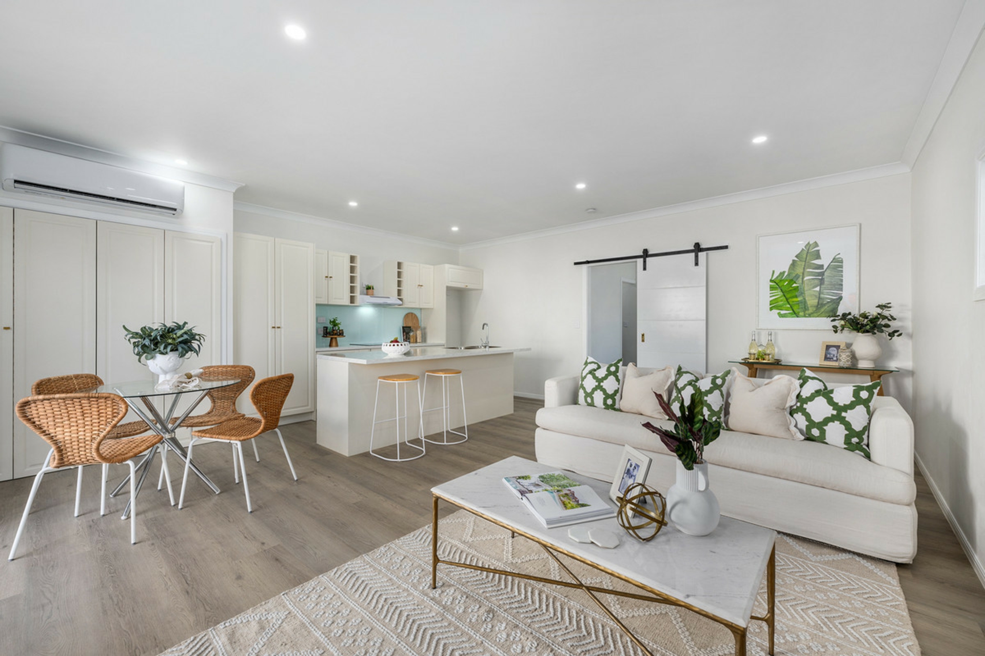 8 Renate Way, BENOWA WATERS