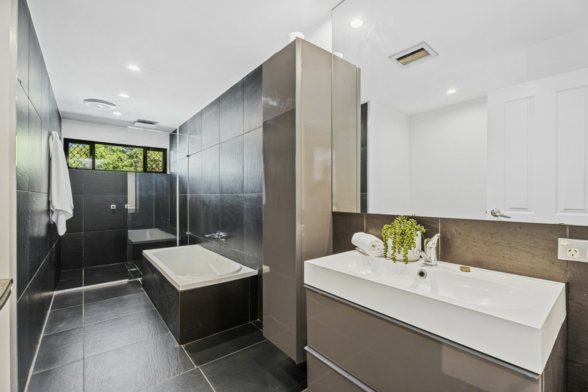 25 Alison Road, CARRARA