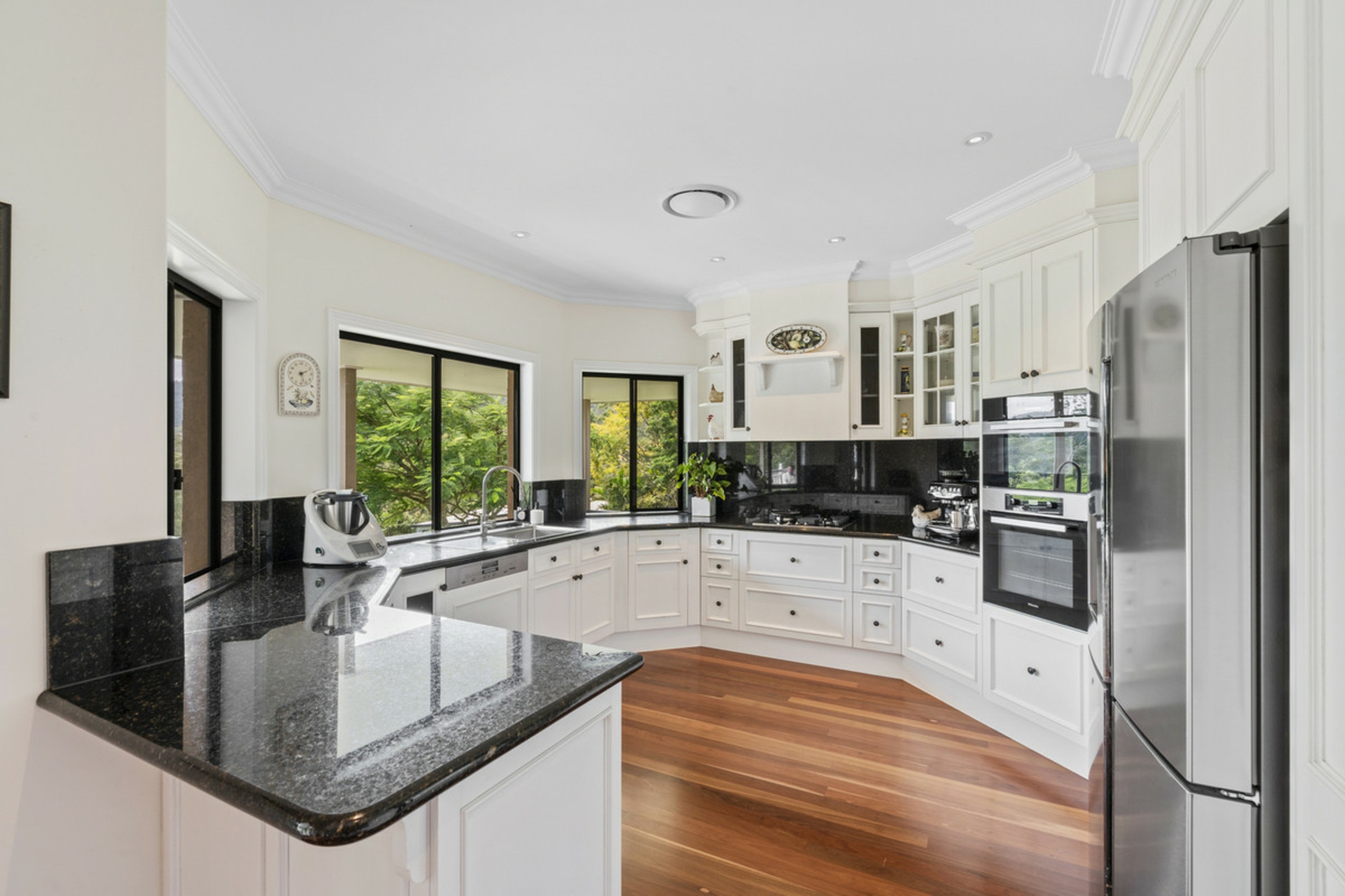 137 Gladrose Crescent — photo 4 of 30