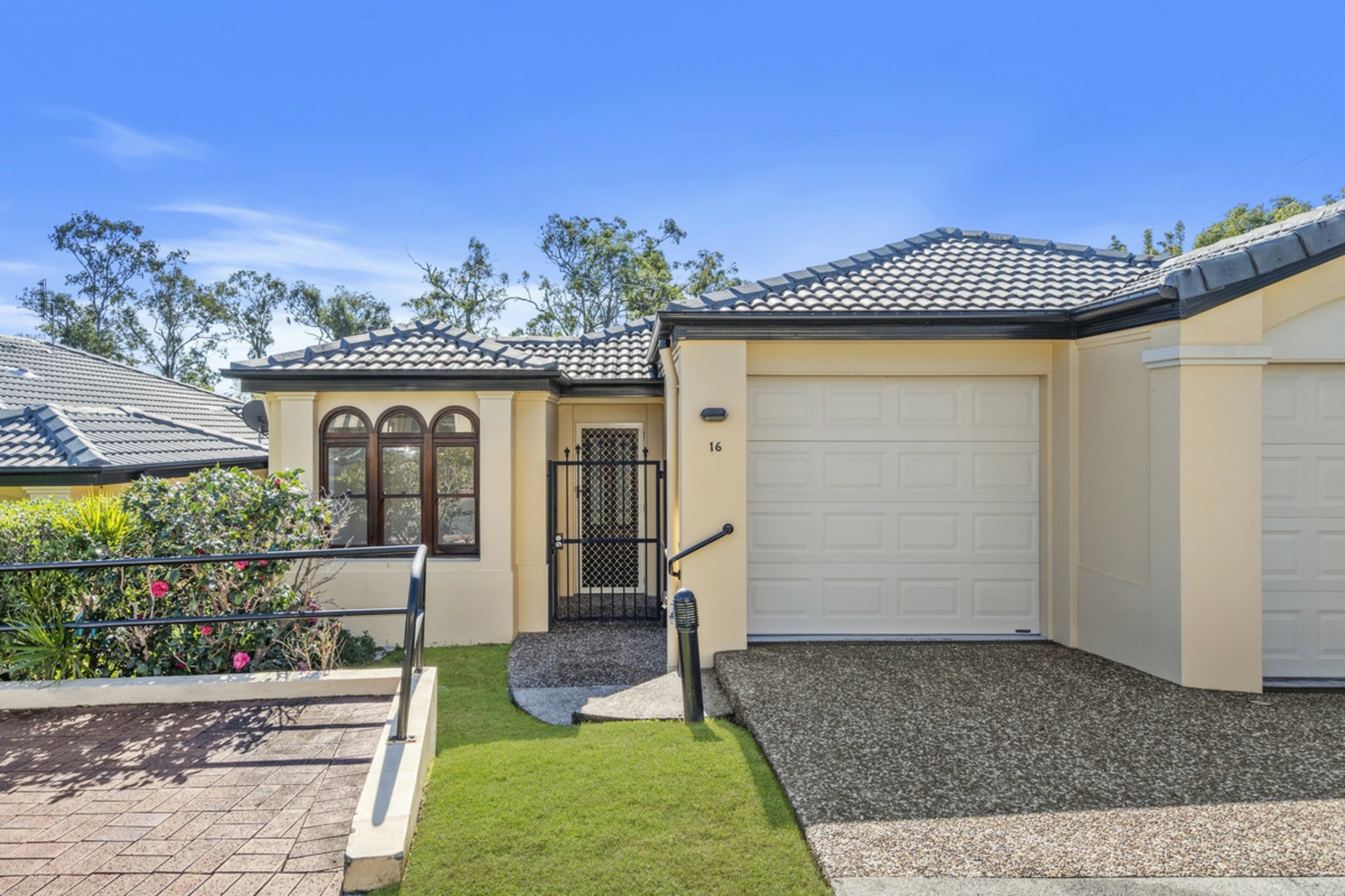 16/44 Helensvale Road — photo 2 of 17