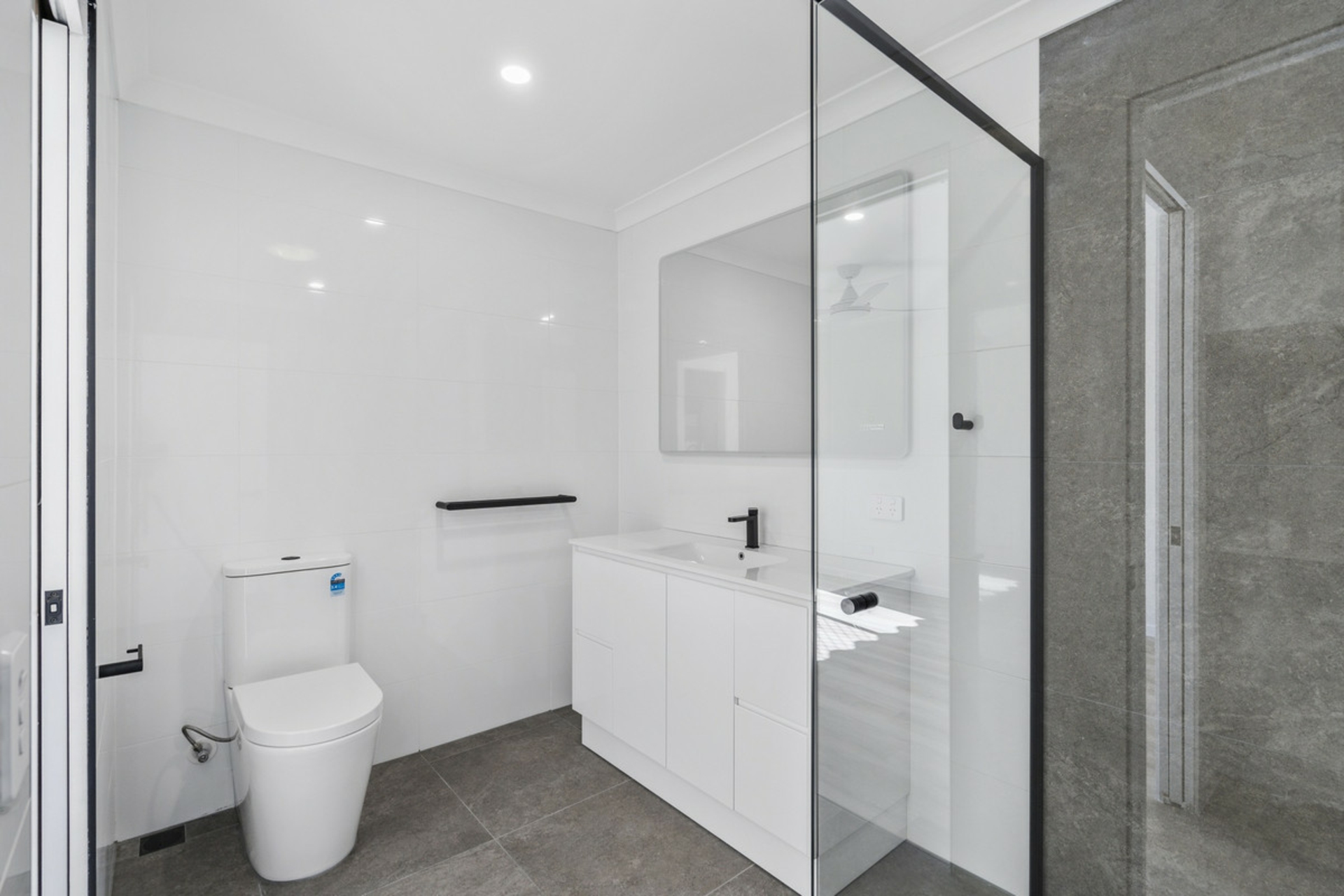 16/44 Helensvale Road — photo 3 of 17