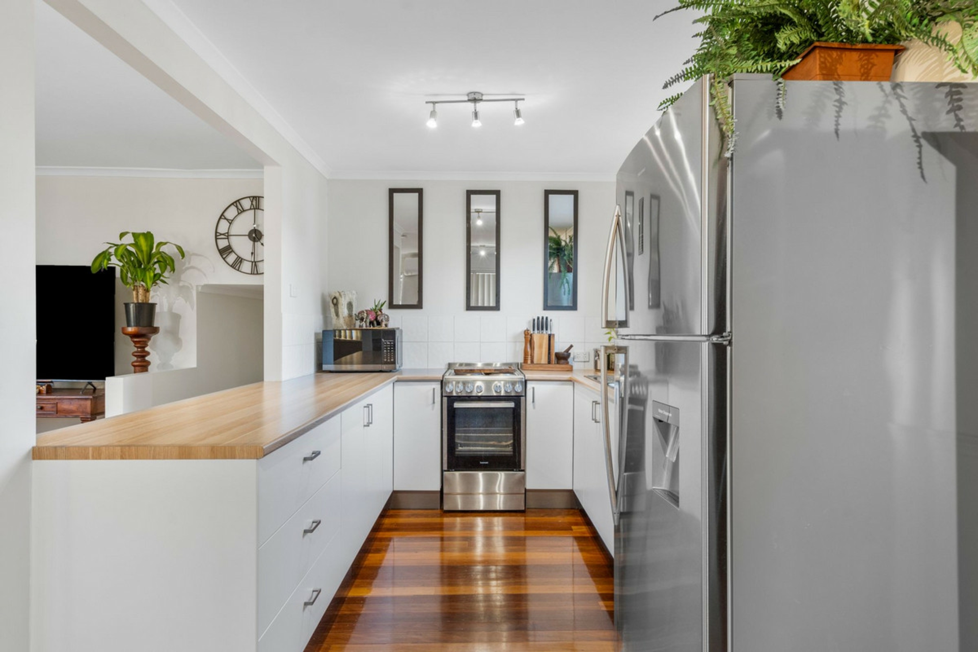 17 Nerang-Broadbeach Road — photo 7 of 22