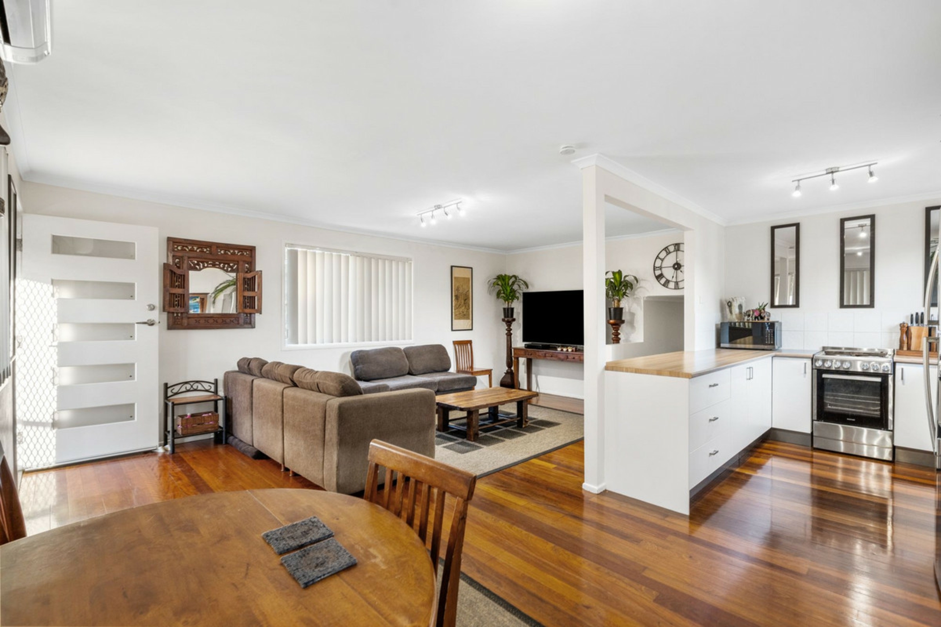 17 Nerang-Broadbeach Road — photo 8 of 22