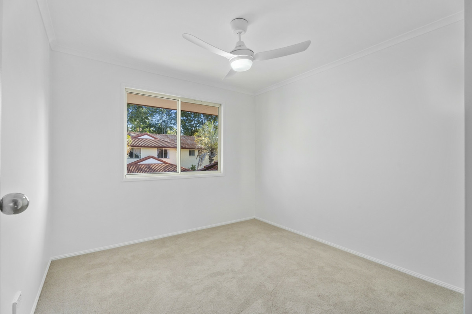 57/102-104 Alexander Drive — photo 13 of 14