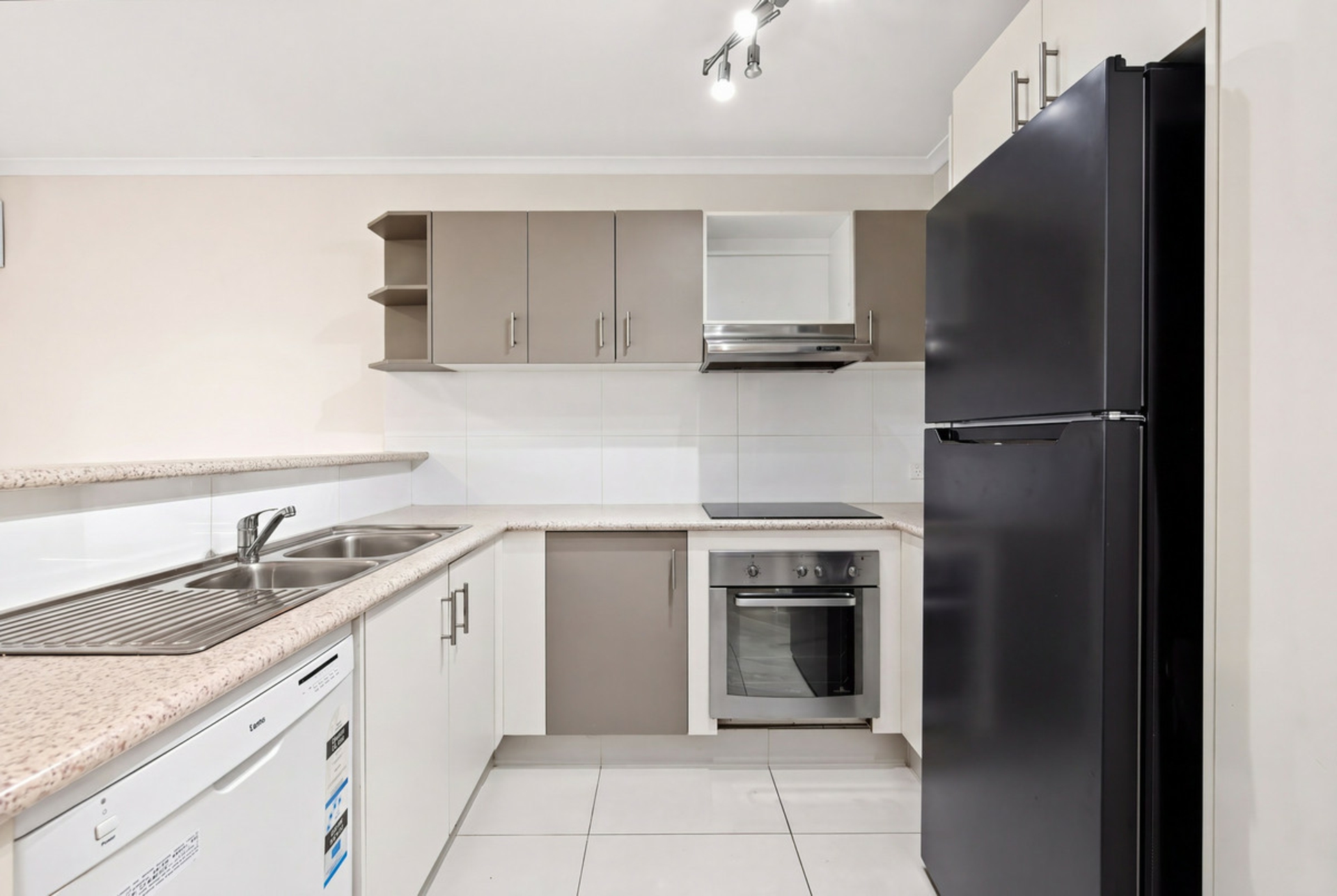 16/102-104 Alexander Drive — photo 4 of 17