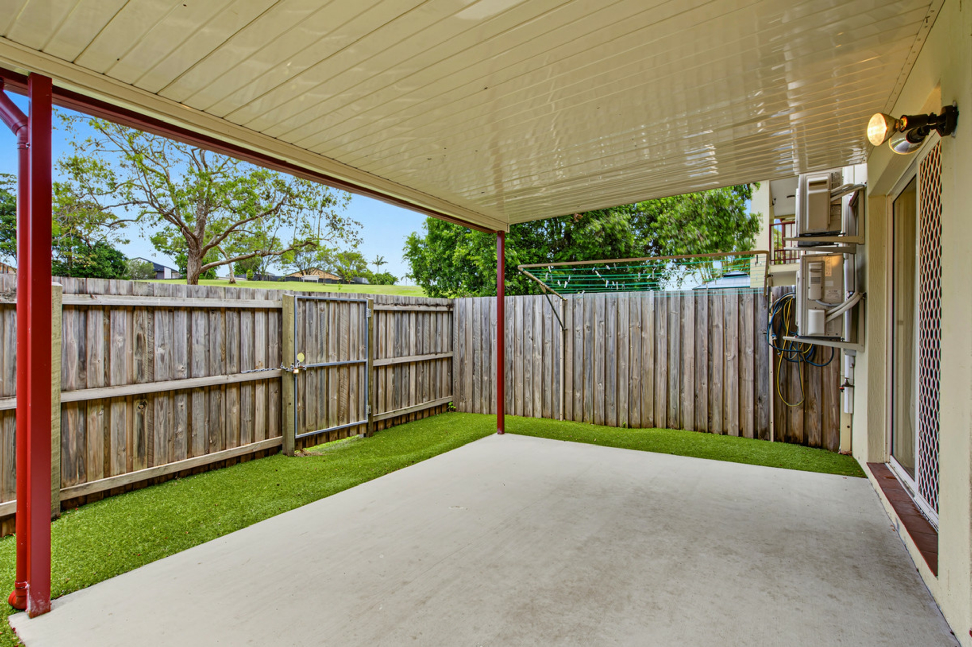 16/102-104 Alexander Drive — photo 14 of 17