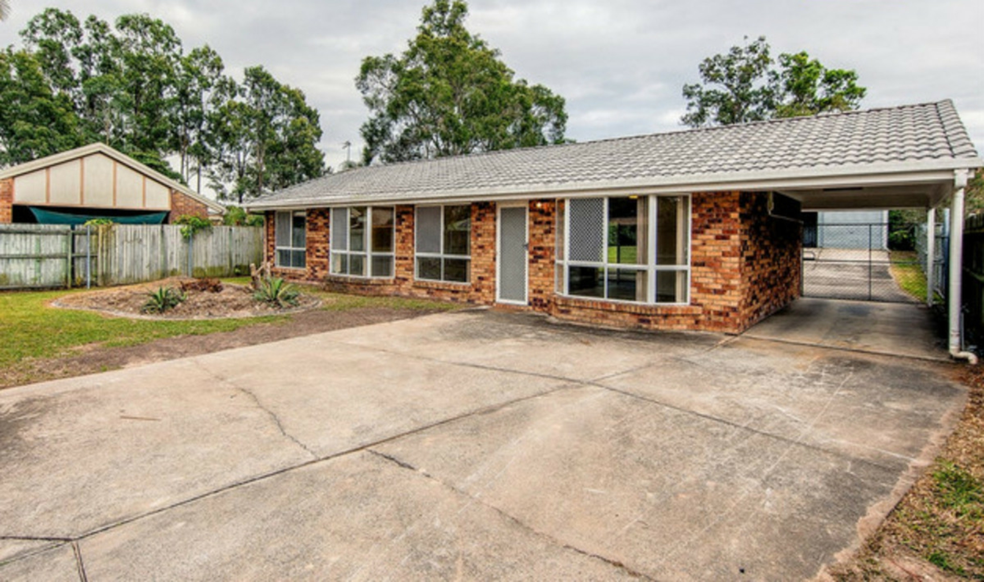 33 Rhodes Street, LOGANLEA