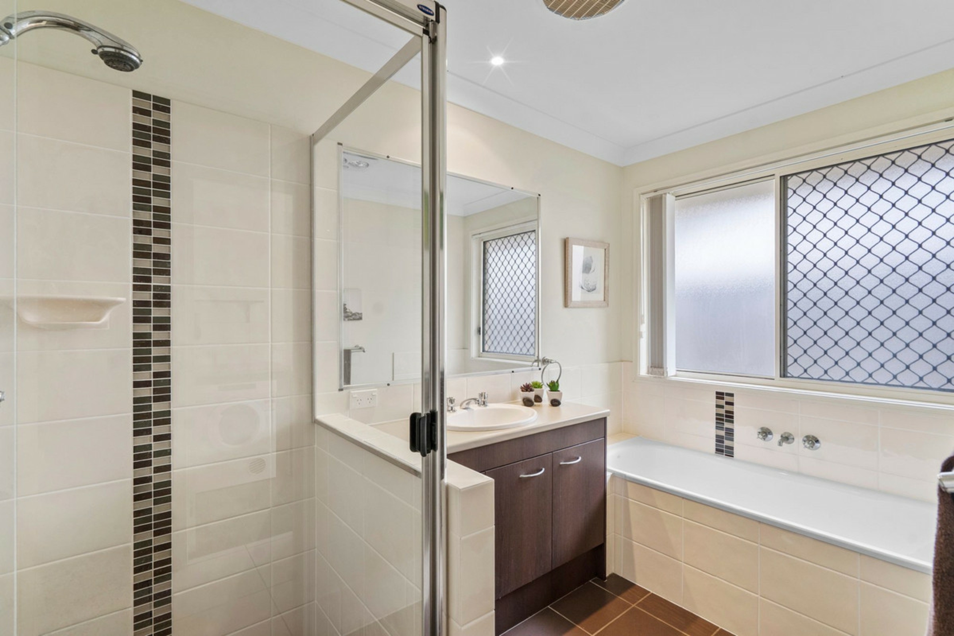 25 Dundee Crescent — photo 14 of 24