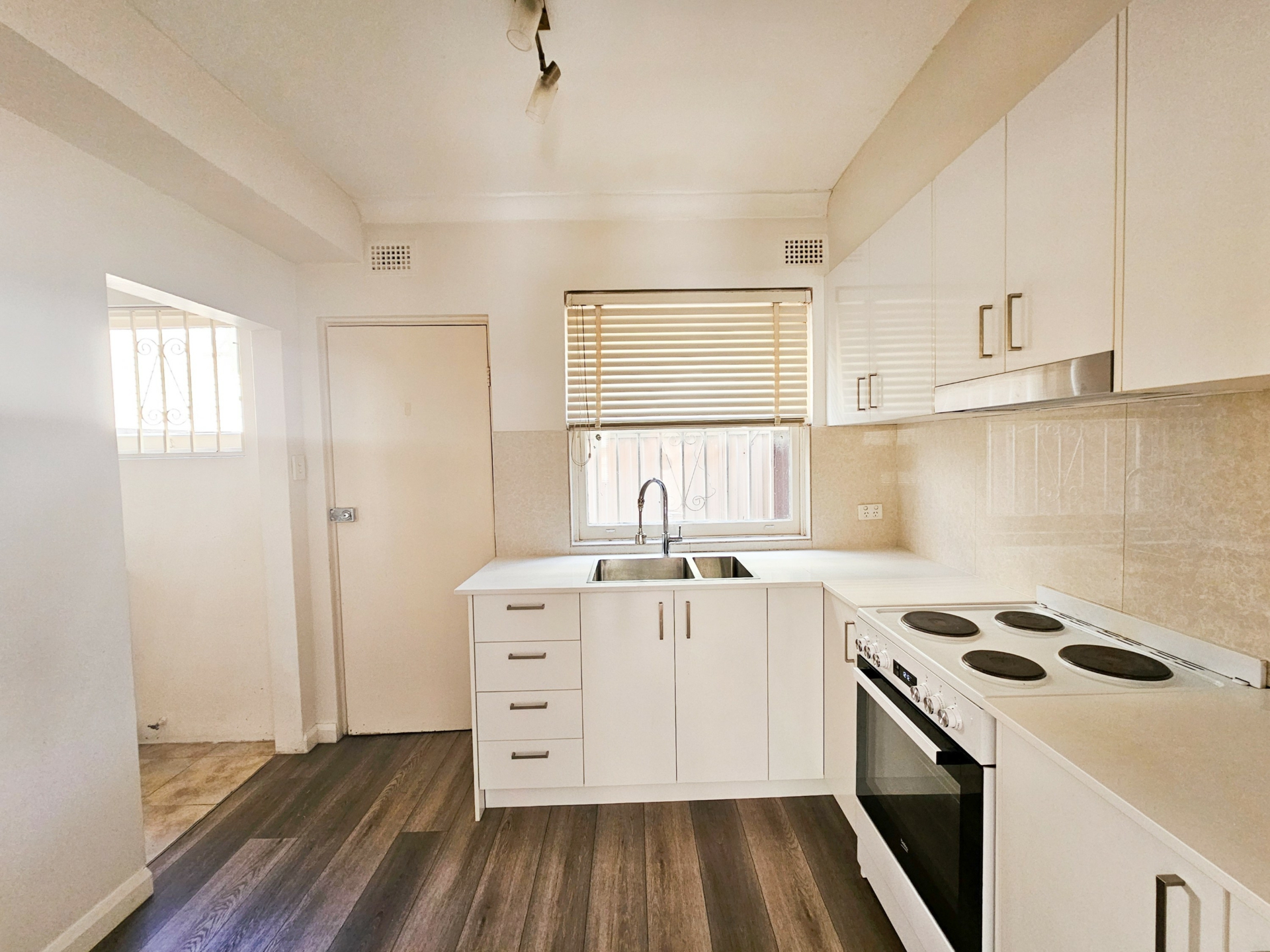 4/37 KING GEORGES RD — photo 2 of 4