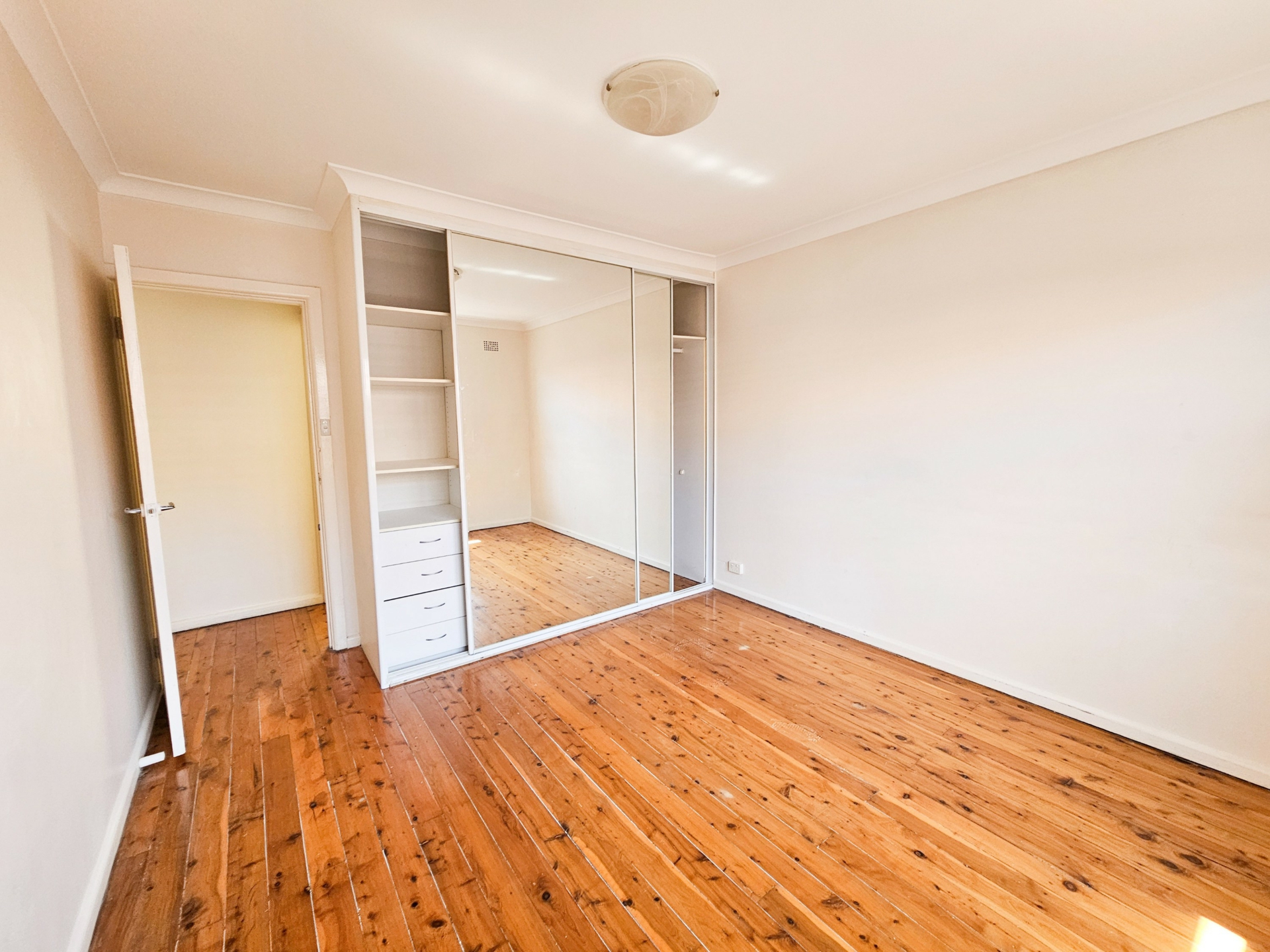 4/37 KING GEORGES RD — photo 4 of 4