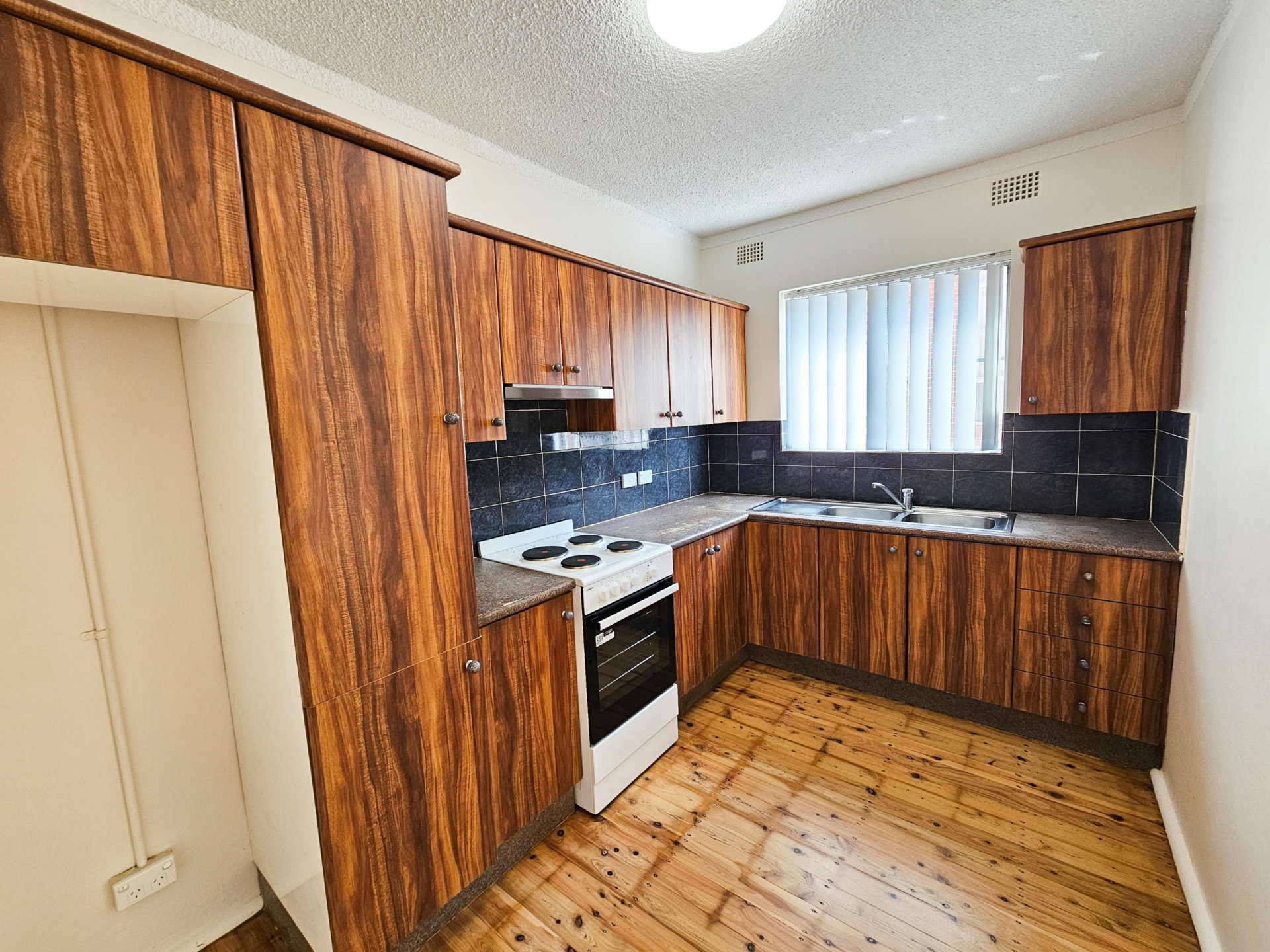 1/11 McKern Street — photo 2 of 6