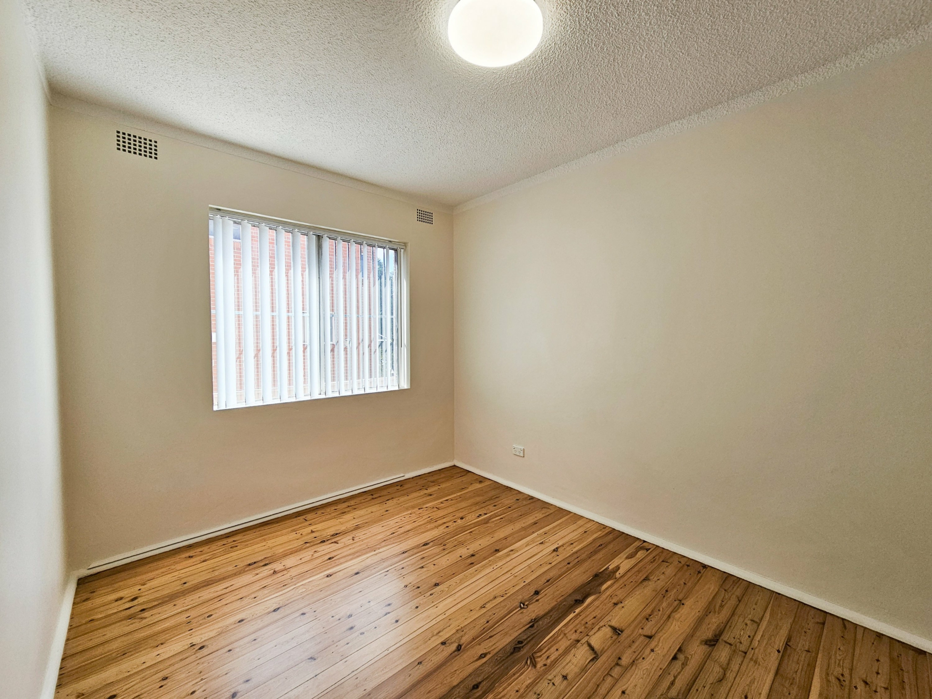 1/11 McKern Street — photo 3 of 6