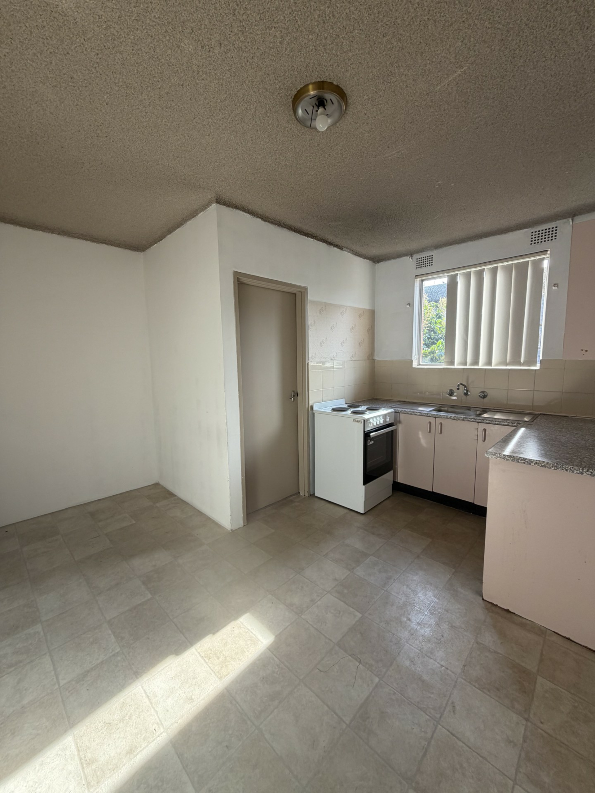 9/64 Hamilton Road — photo 3 of 9