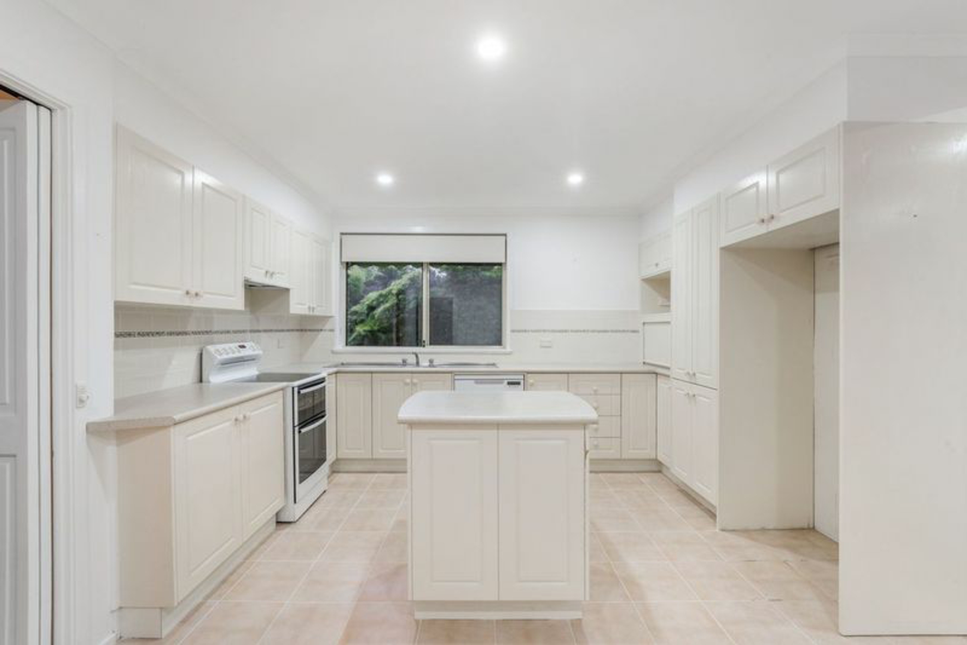 6 Elgata Crescent — photo 2 of 9