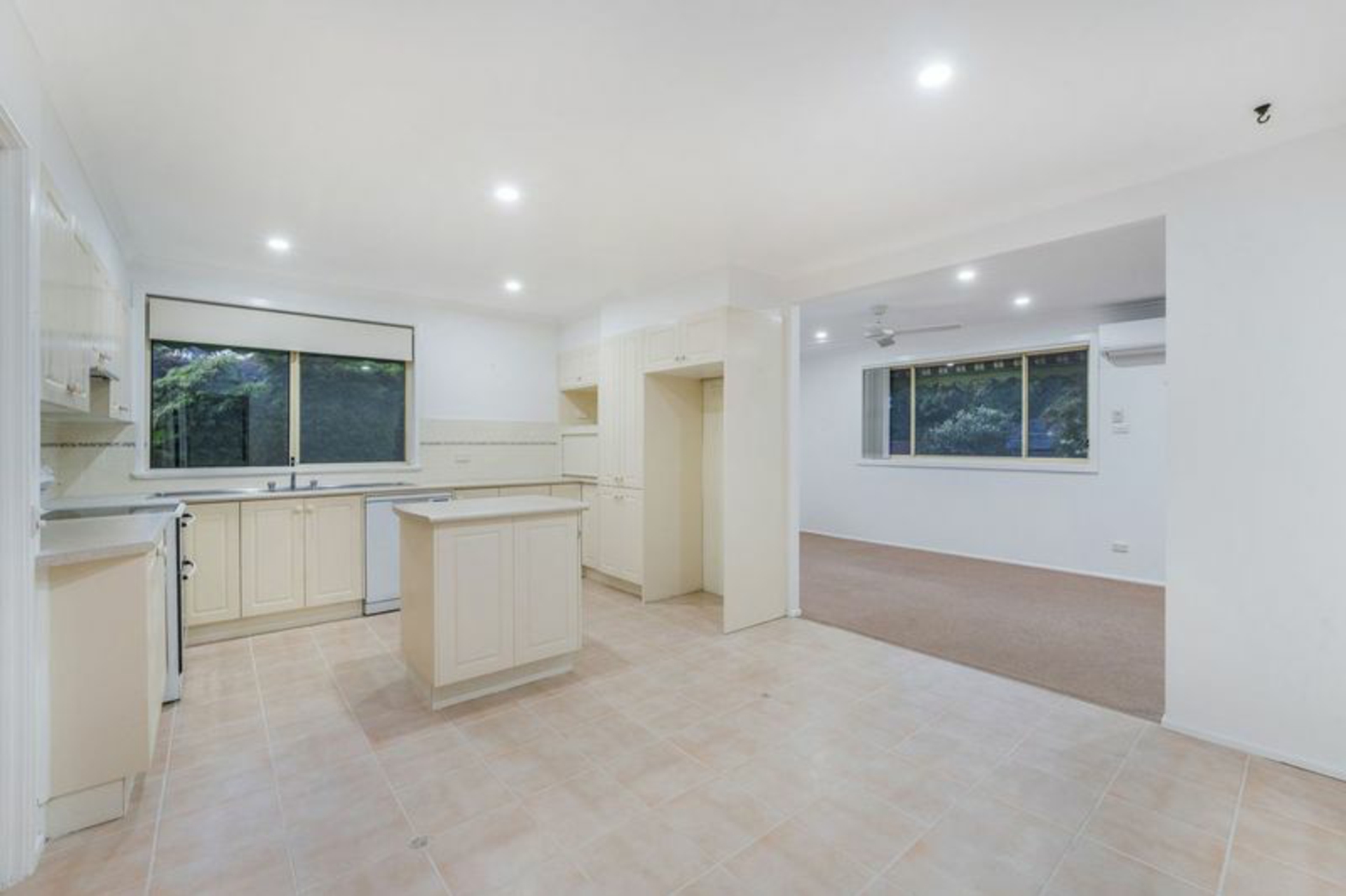 6 Elgata Crescent — photo 3 of 9