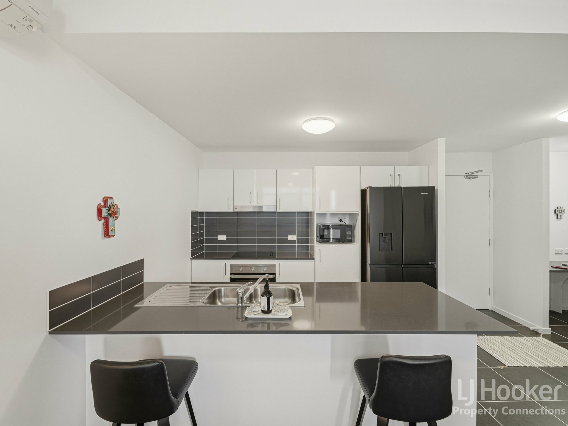 33/3 McLennan Court — photo 2 of 23