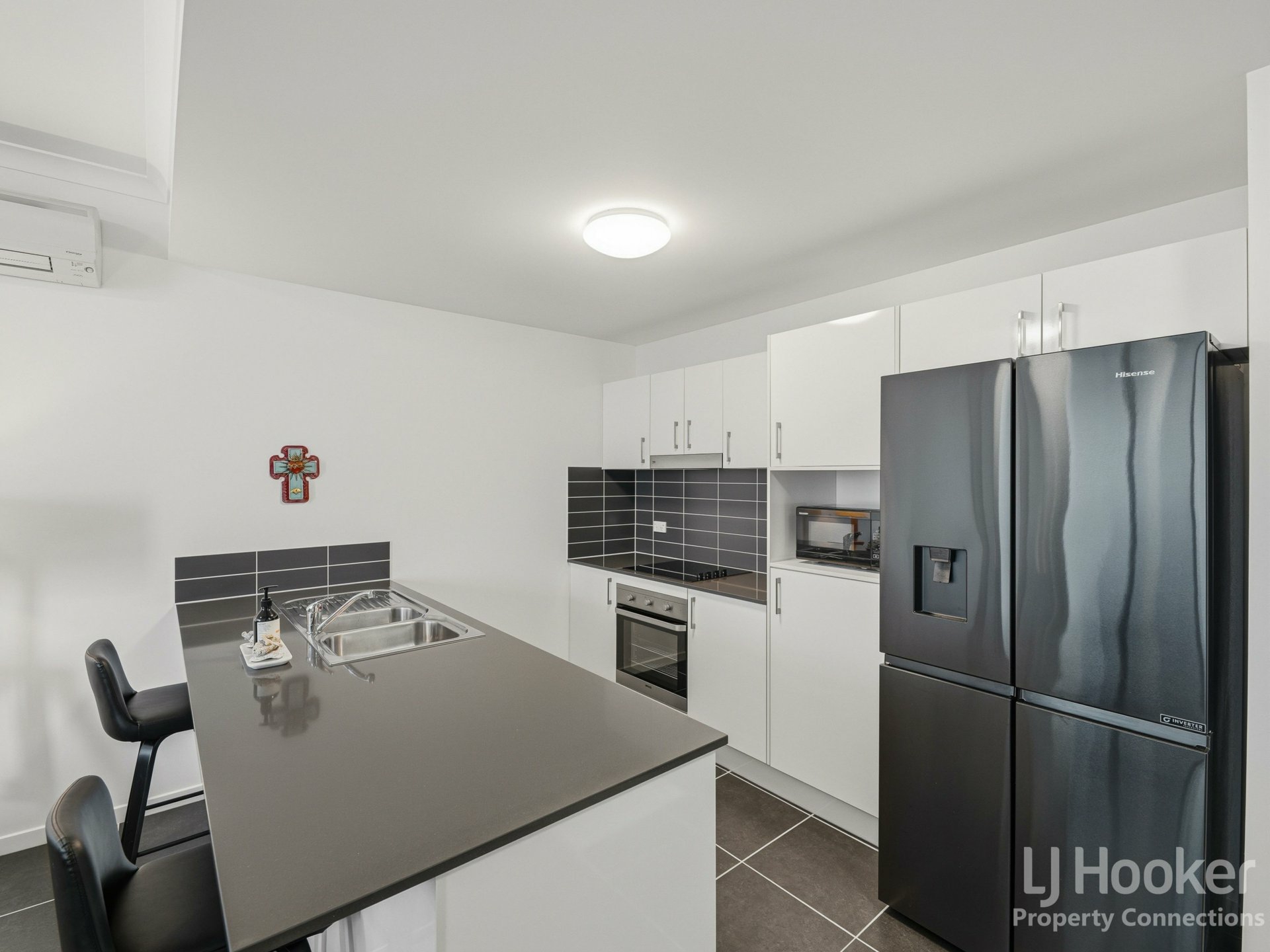 33/3 McLennan Court — photo 3 of 23
