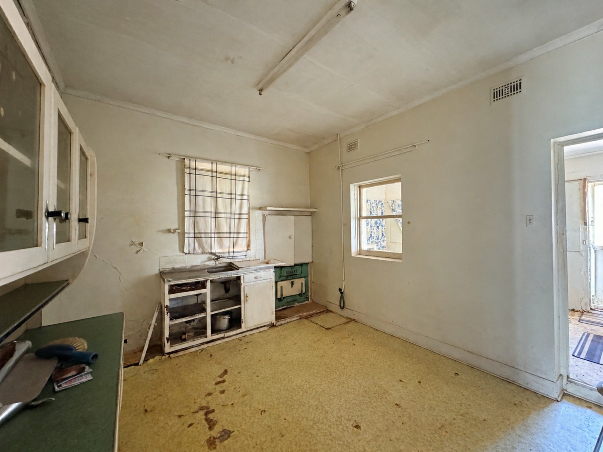 397 Eyre Street — photo 4 of 9